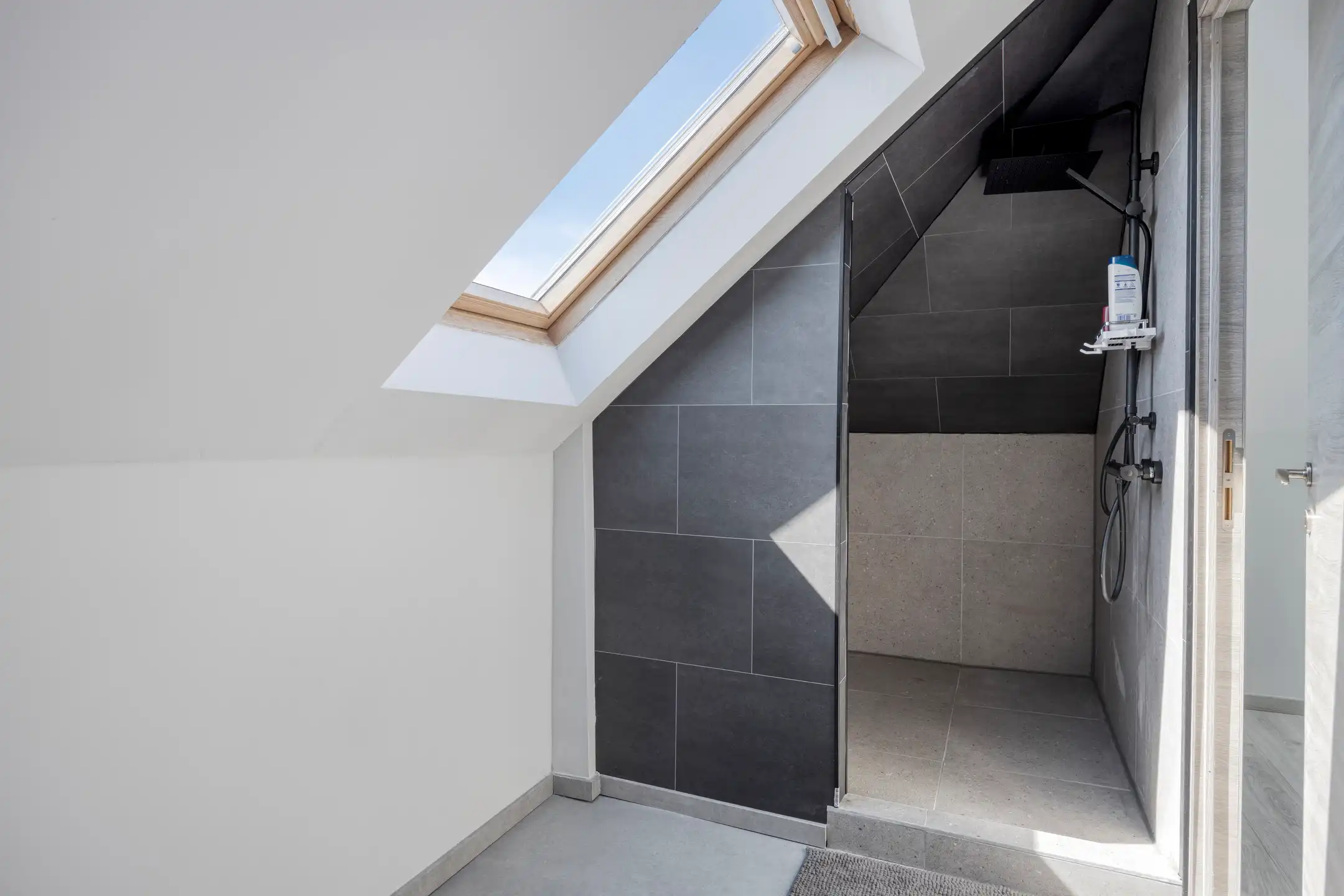 Ruime gezinswoning van 215 m² met vier à vijf slaapkamers en tuin foto 20