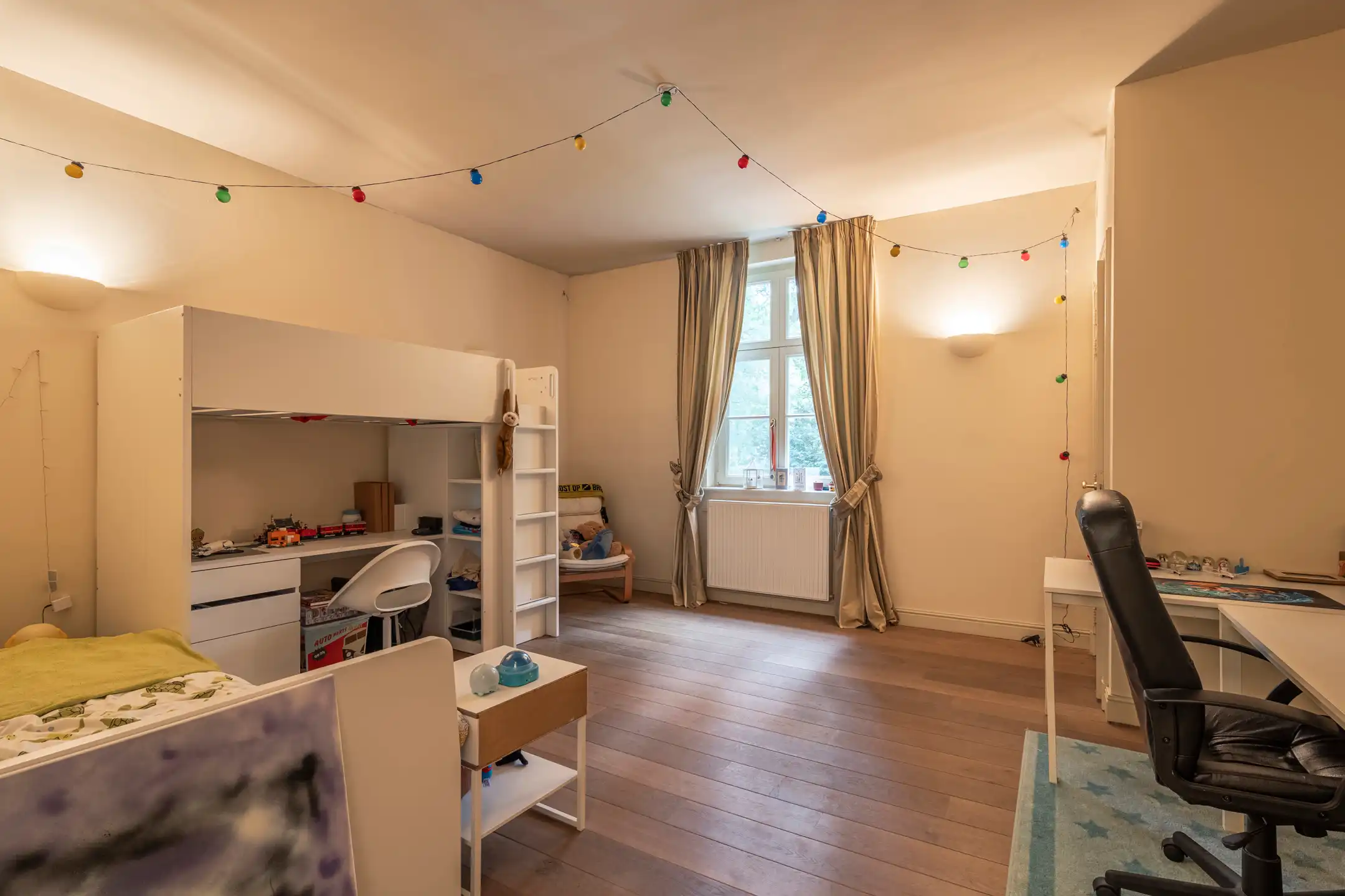 Ruime "manoir villa" gelegen in het gegeerde Hertebos te 's Gravenwezel. foto 26