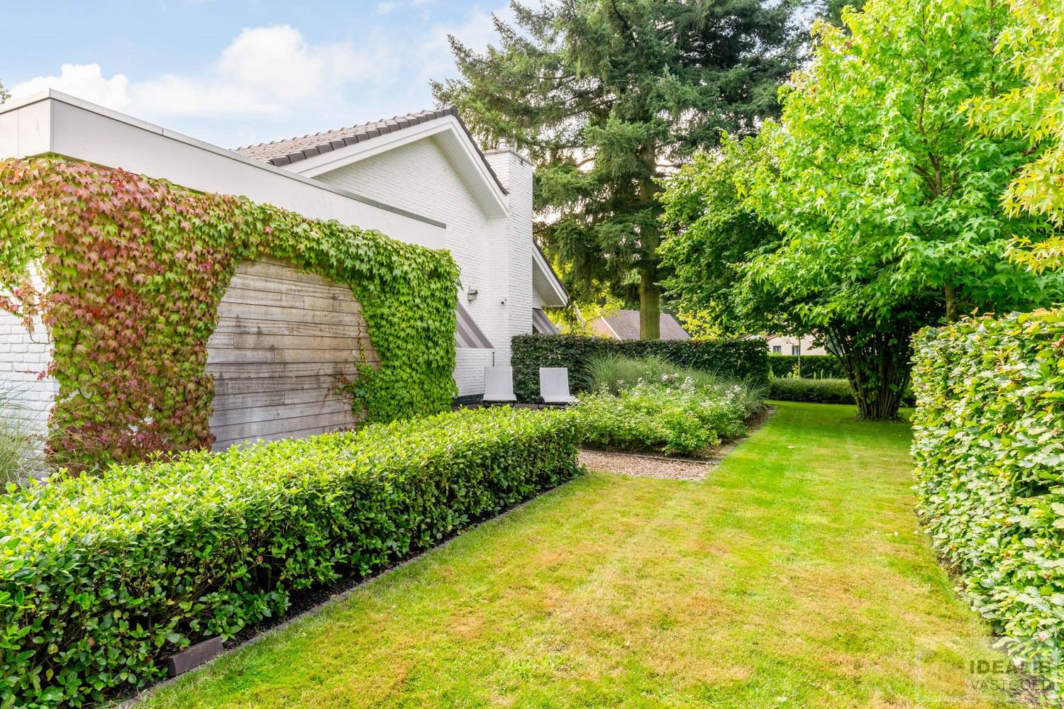 PRACHTIGE VILLA MET SCHITTERENDE ROYALE LEEFRUIMTES, UITGERUSTE KEUKEN, 2 BADKAMERS, 3 SLAAPKAMERS, CARPORT VOOR 2 WAGENS EN KNAP AANGELEGDE TUIN. DEZE KNAPPE VILLA OP EEN RESIDENTIELE LOCATIE BESCHIKT OP DE GELIJKVLOERSE VERDIEPING OVER EEN ROYALE INKOMHAL, RUIME LEEFRUIMTE MET AANSLUITEND EETKAMER EN PRAKTISCH UITGERUSTE LEEFKEUKEN MET EEN BIJKEUKEN/WASPLAATS MET TOEGANG TOT TERRAS, BADKAMER EN 2 SLAAPKAMERS; OP DE VERDIEPING BESCHIKT DE WONING OVER EEN PRACHTIGE MASTERBEDROOM MET AANSLUITEND EEN LUXUEUZE BADKAMER. EEN ‘MUST SEE’ VOOR KOPERS OP ZOEK IN HET MOOIE SEGMENT! foto 29