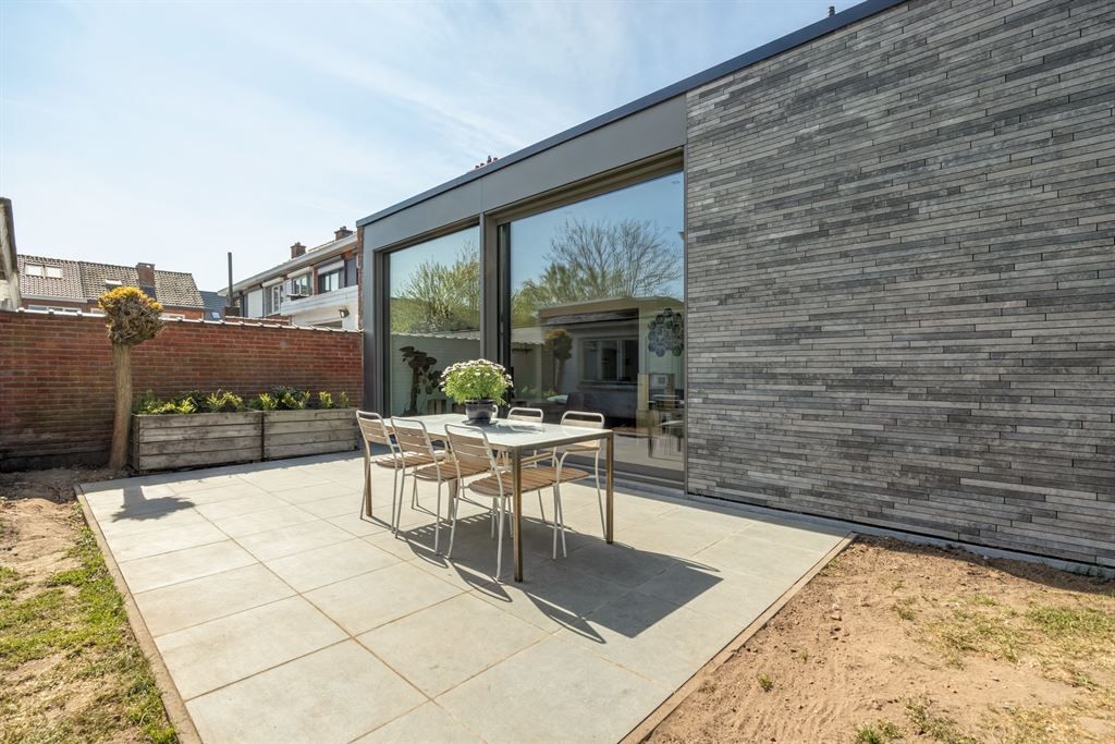 Instapklare woning met garage en gezellige tuin foto 2