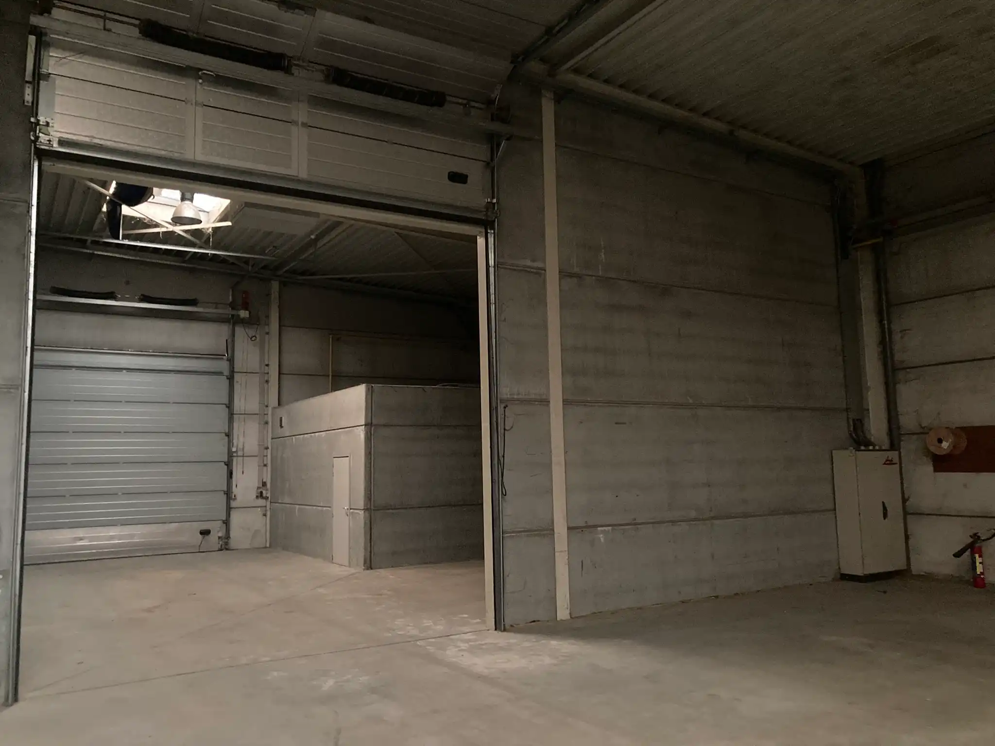Bedrijfsgebouw met magazijn, kantoren, ruime buitenruimte en hoogspanningscabine te koop op bedrijventerrein Schendelbeke foto 3