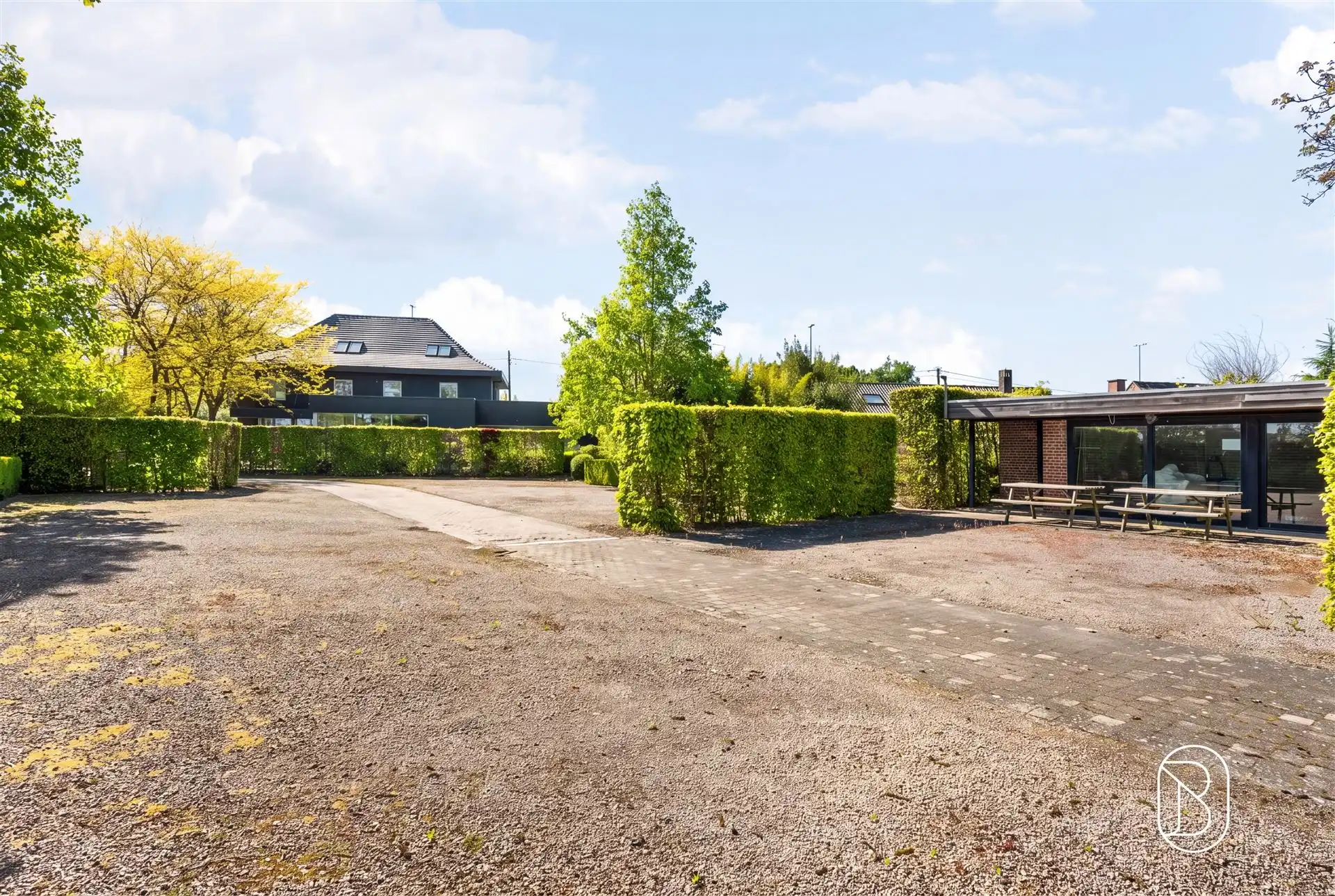 TOPgelegen commerciële eigendom met grote parking. foto 4