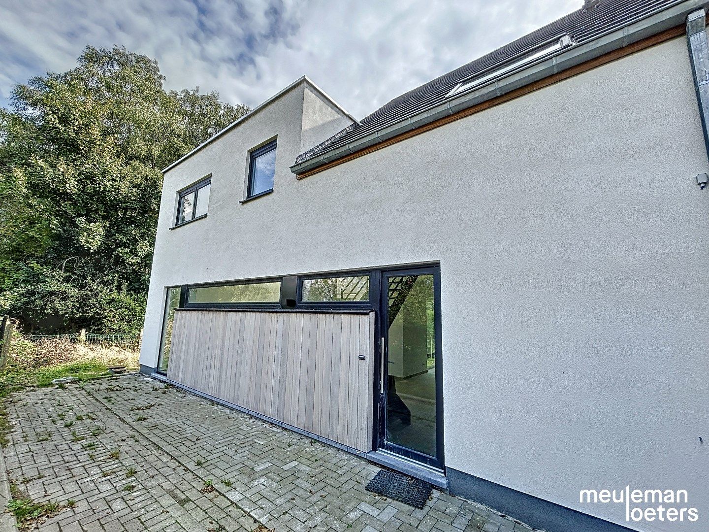 Halfopen woning met carport en tuin foto {{pictureIndex}}