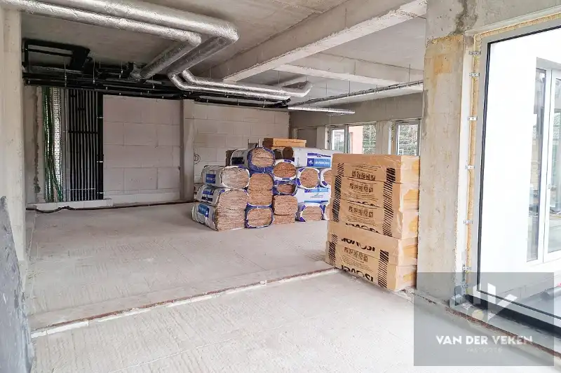 Casco en centraal gelegen nieuwbouw handelsgelijkvloers (160m²) met gezellig terras (130m²) op een TOPlocatie! foto 9