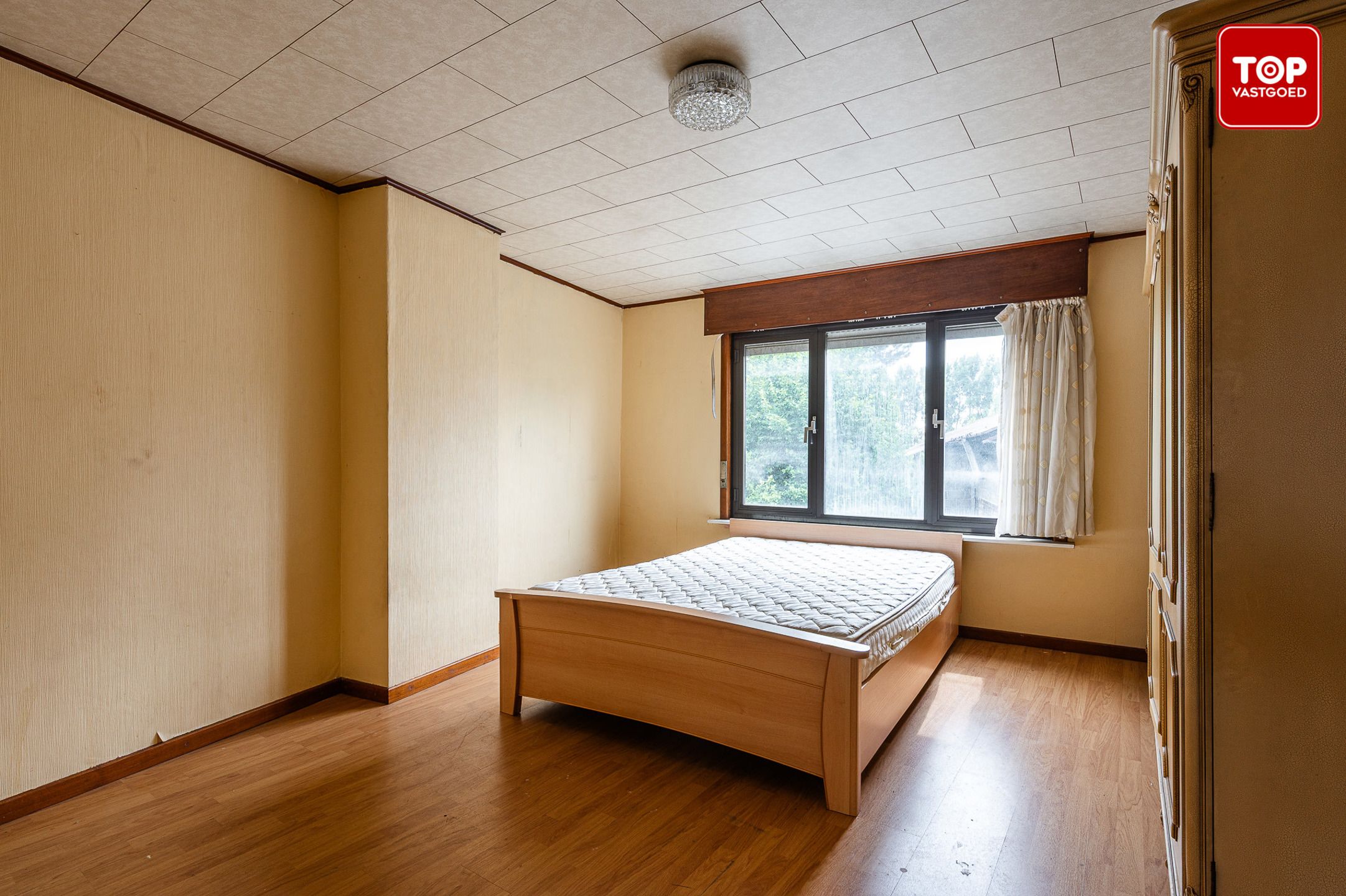 Te renoveren woning met veel potentieel foto 14