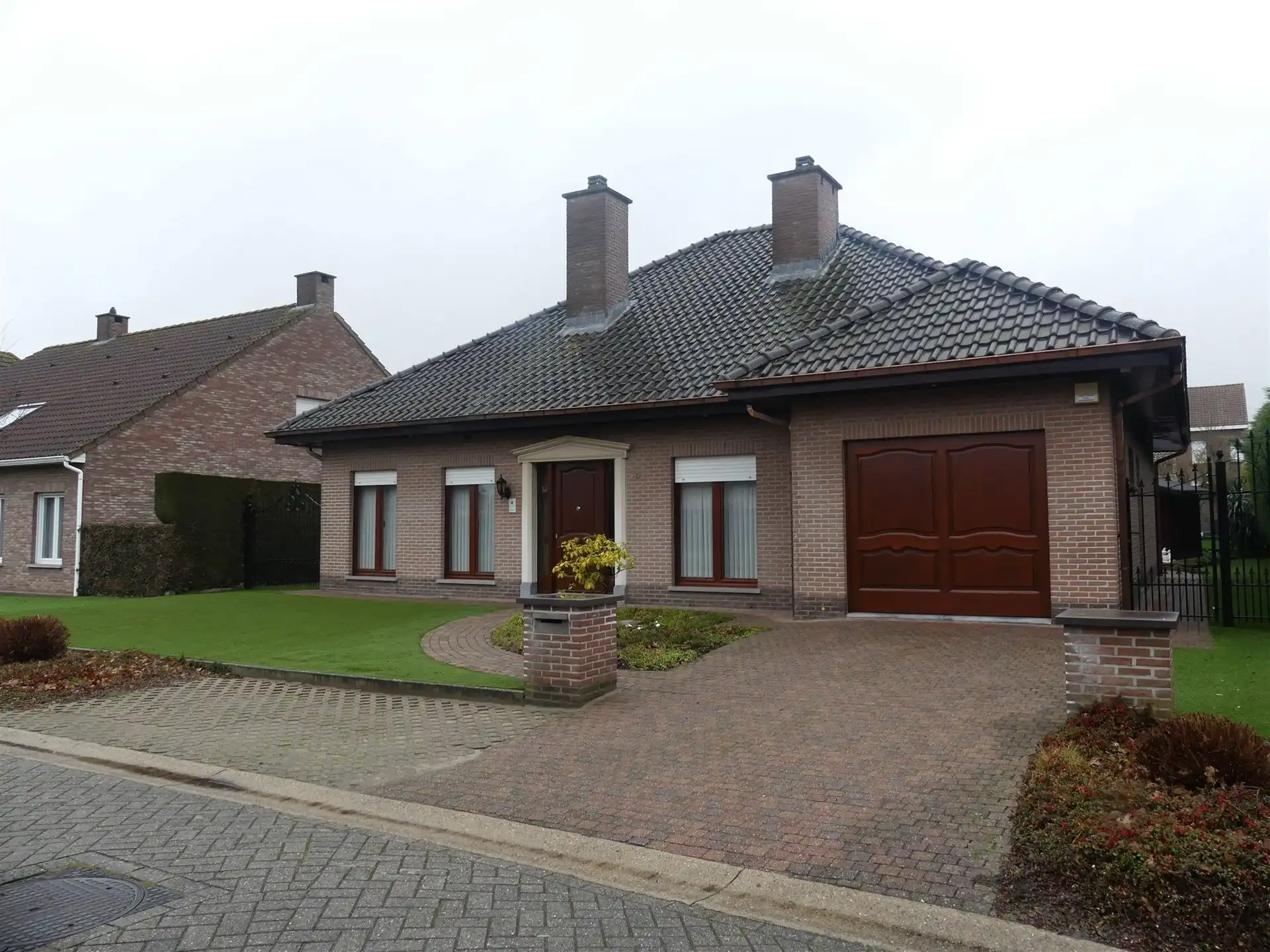 Ruime en rustig gelegen open bebouwing met 3 slaapkamers foto {{pictureIndex}}