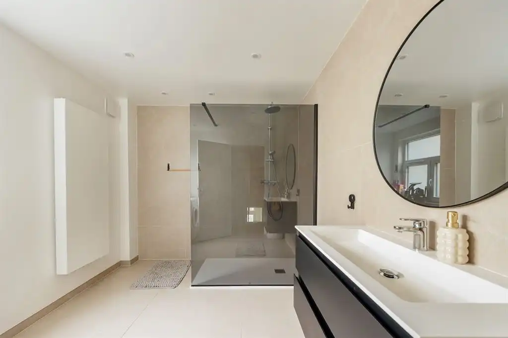 Kwalitatief gerenoveerd huis met 6 SLK foto 10