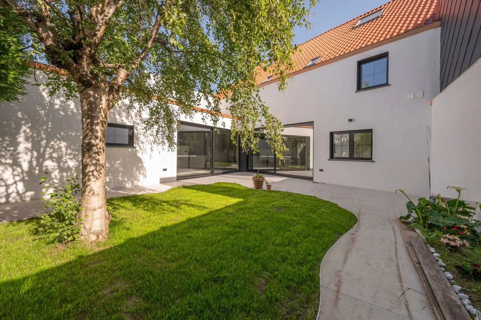 Volledig gerenoveerde stadswoning met dubbele gevelbreedte, tuin en garage foto 29