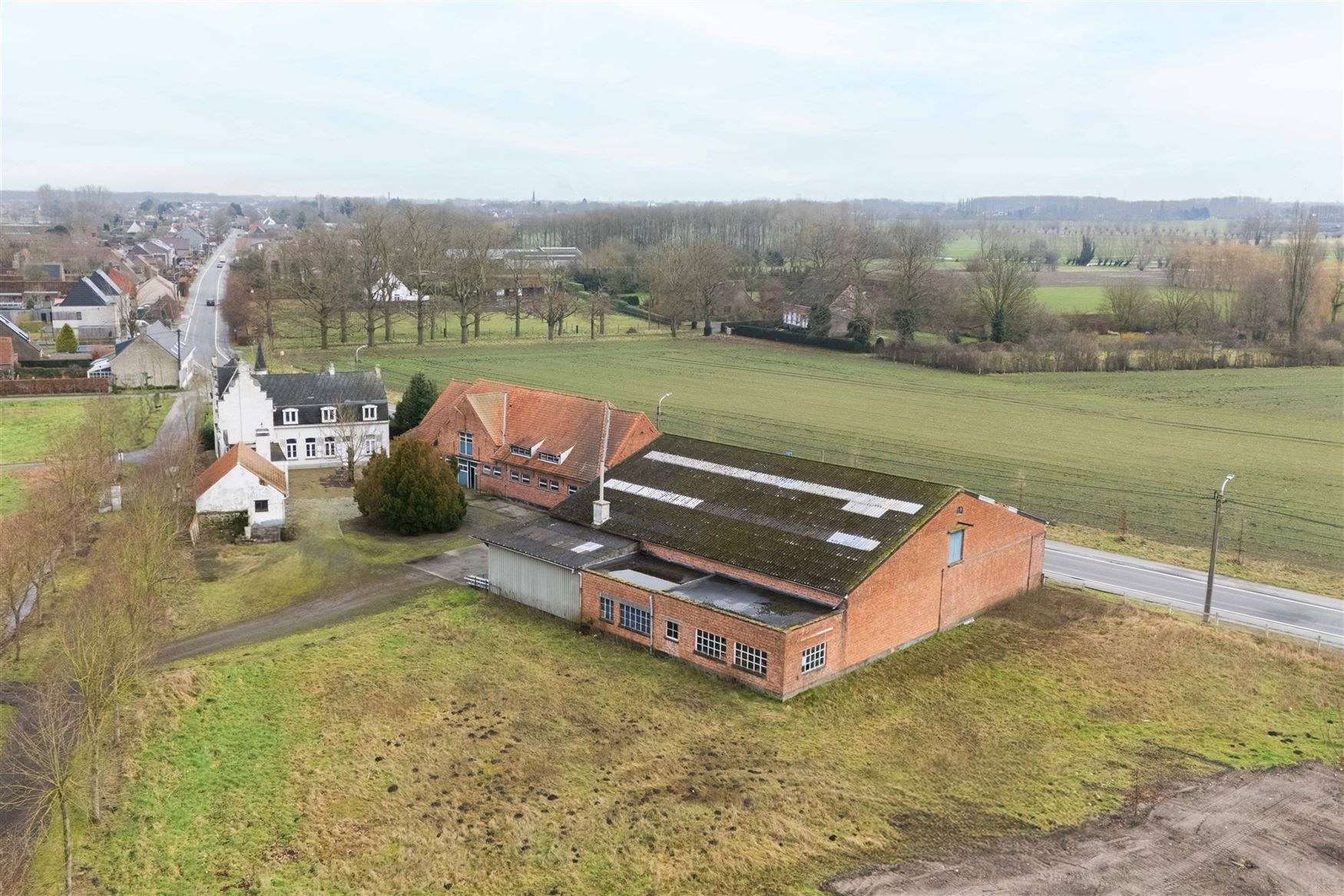 Karakterwoning met riante bijgebouwen foto 3
