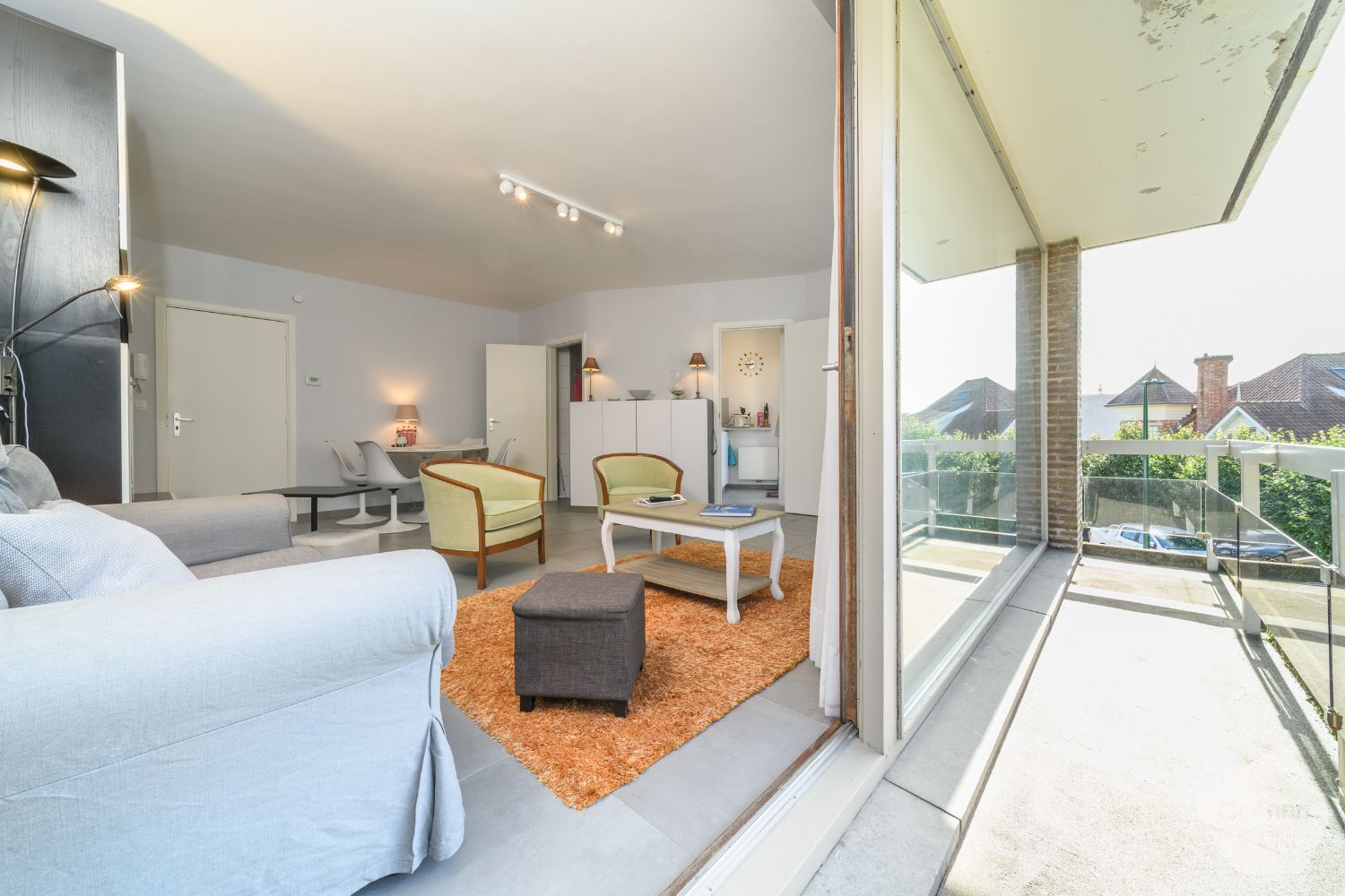 Recent gerenoveerde studio met aparte slaapkamer en terras in hartje De Panne foto 2