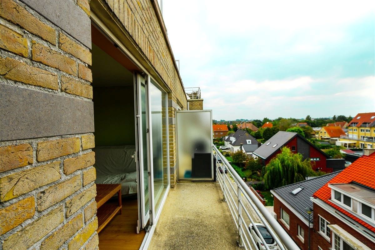 Gemeubelde studio met ruim terras te koop in Bredene foto 6