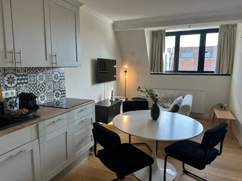 --- NOUVEAU --- Ce charmant appartement meublé d’environ 50 m² combine parfaitement confort et fonctionnalité. foto {{pictureIndex}}