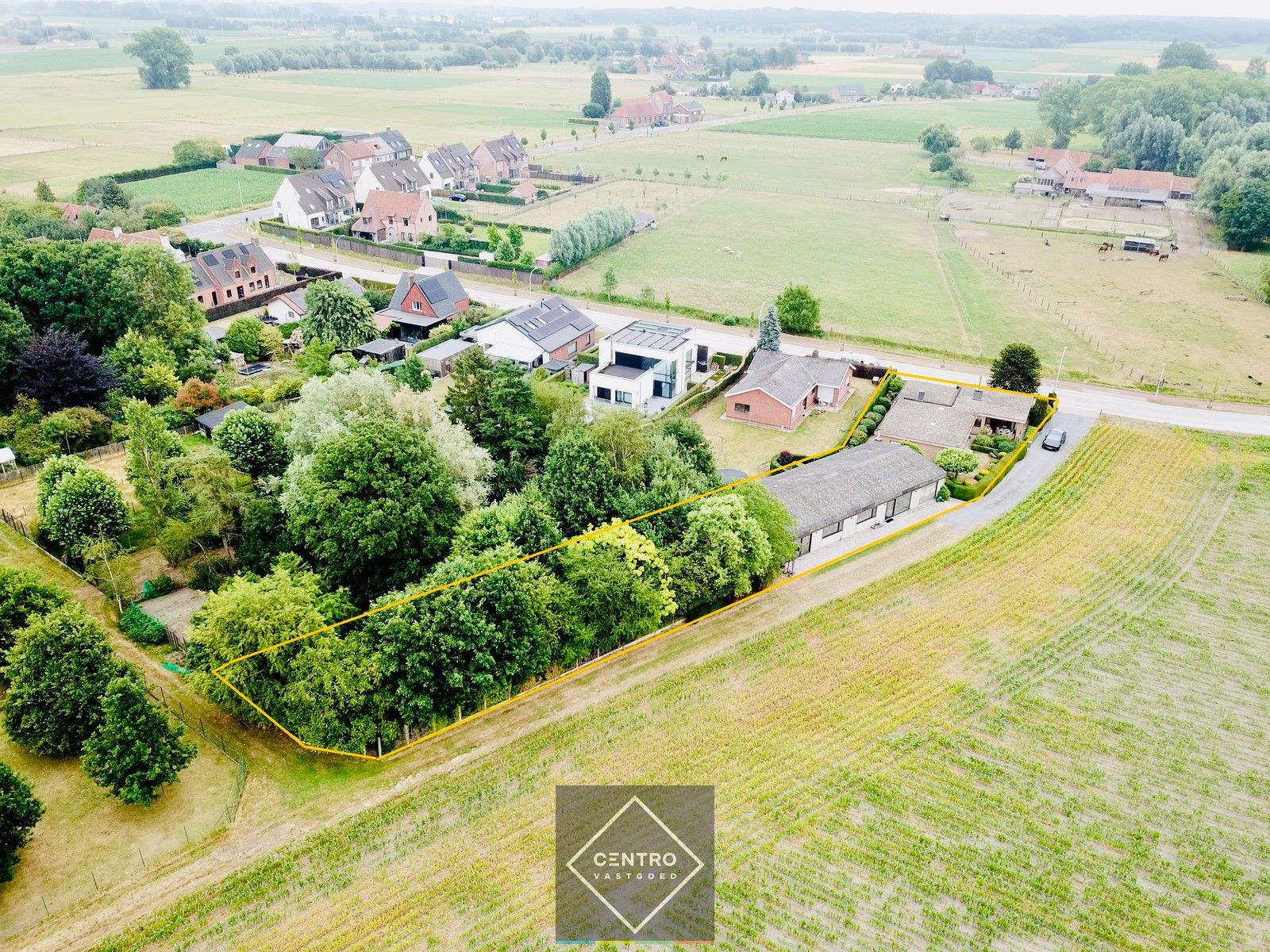 Verwarmd en geïsoleerd MAGAZIJN (250m²) met een te renoveren BUNGALOW (5 slpkms en garage) op AAA-locatie (op 1 km van afrit E40)! foto 13
