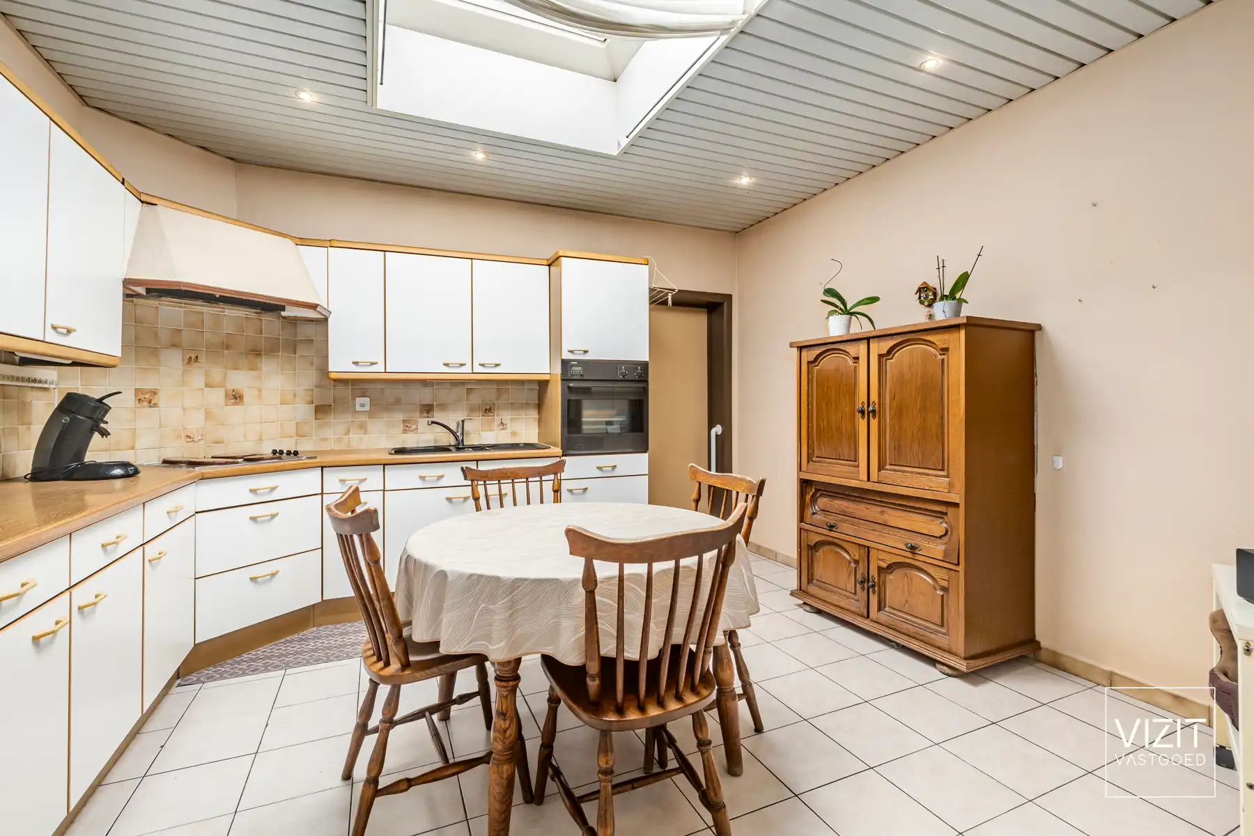 Te renoveren woning met ruime garage en tuin! foto 8