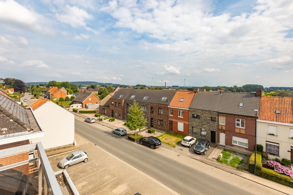 Vernieuwd 2 slaapkamer appartement met terras en garage foto 7