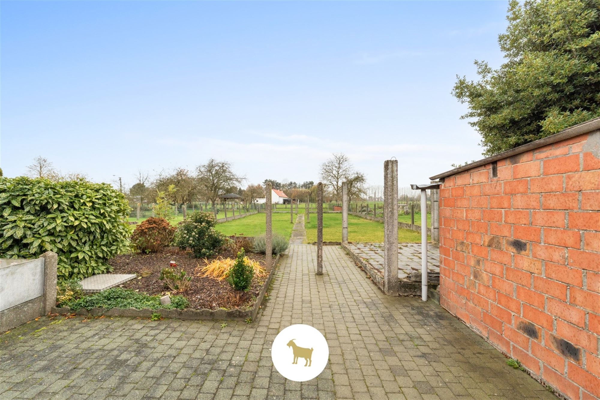 Te renoveren HALFOPEN WONING met 3 SLAAPKAMERS en GARAGE op een ruim PERCEEL GROND van 843m² foto 21