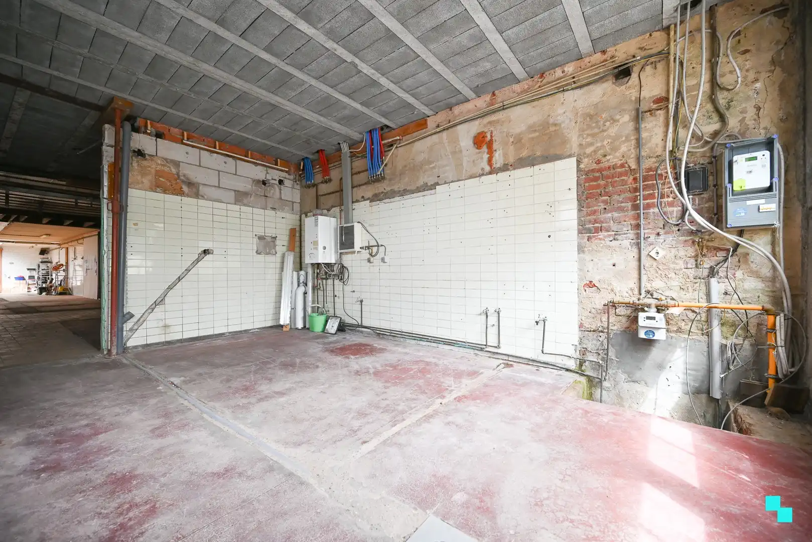 Bedrijfsgebouw met bovenliggend appartement te Sint-Eloois-Winkel foto 3