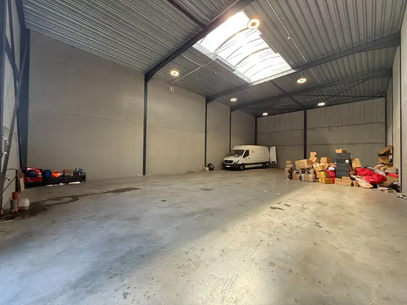 Magazijn/KMO-unit van 262 m² te huur met parkeerplaats foto 3
