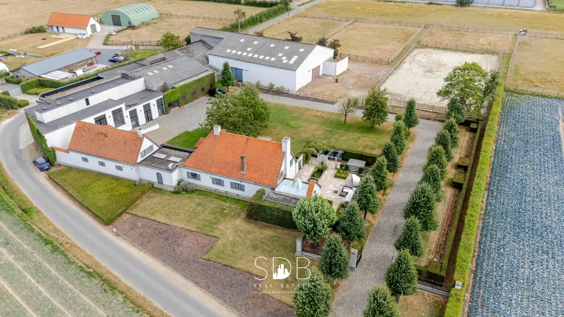 Landelijke villa met bijgebouwen en graslanden op 23.740m² foto 42