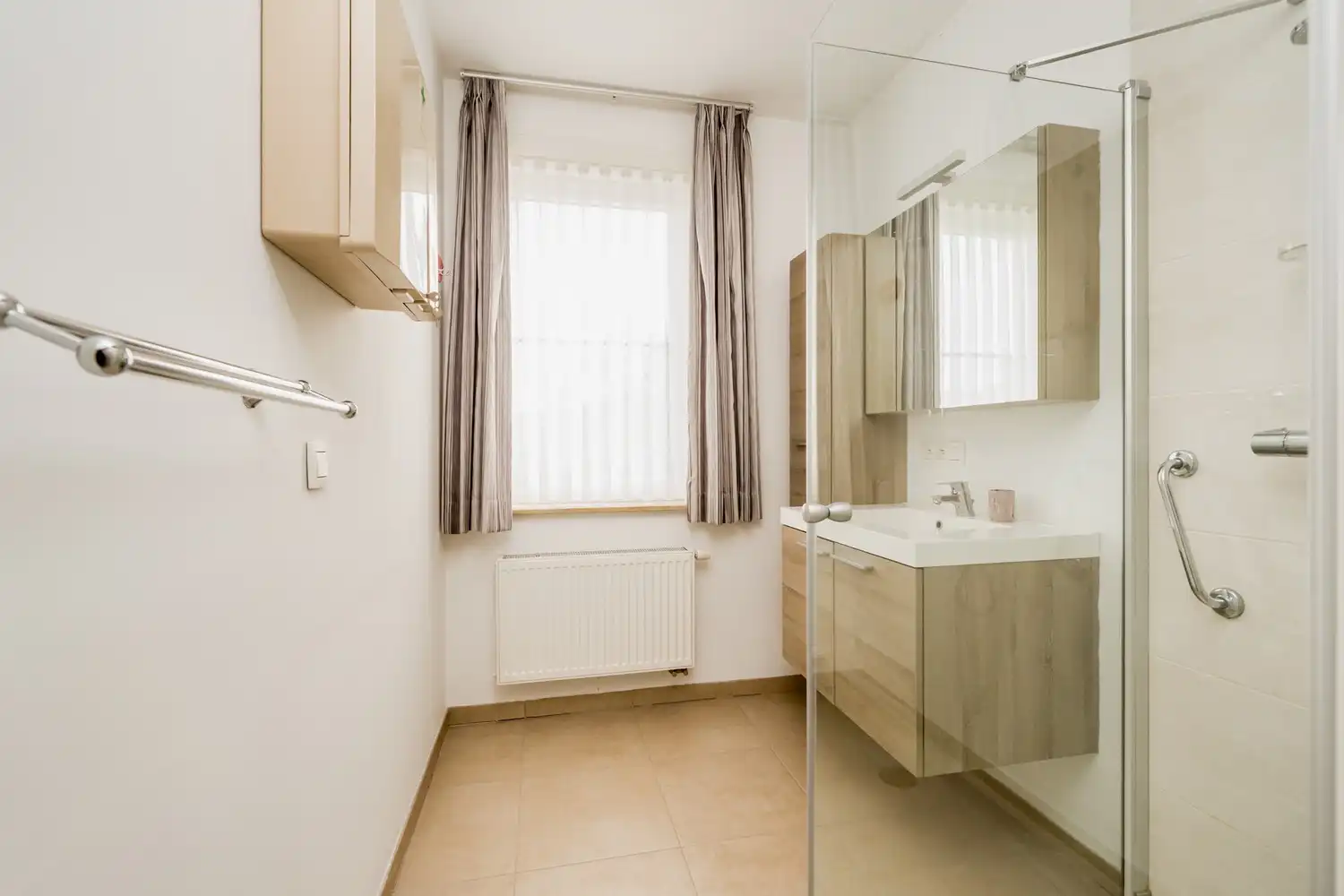 Lichtrijk hoekappartement in recent gebouw foto 17