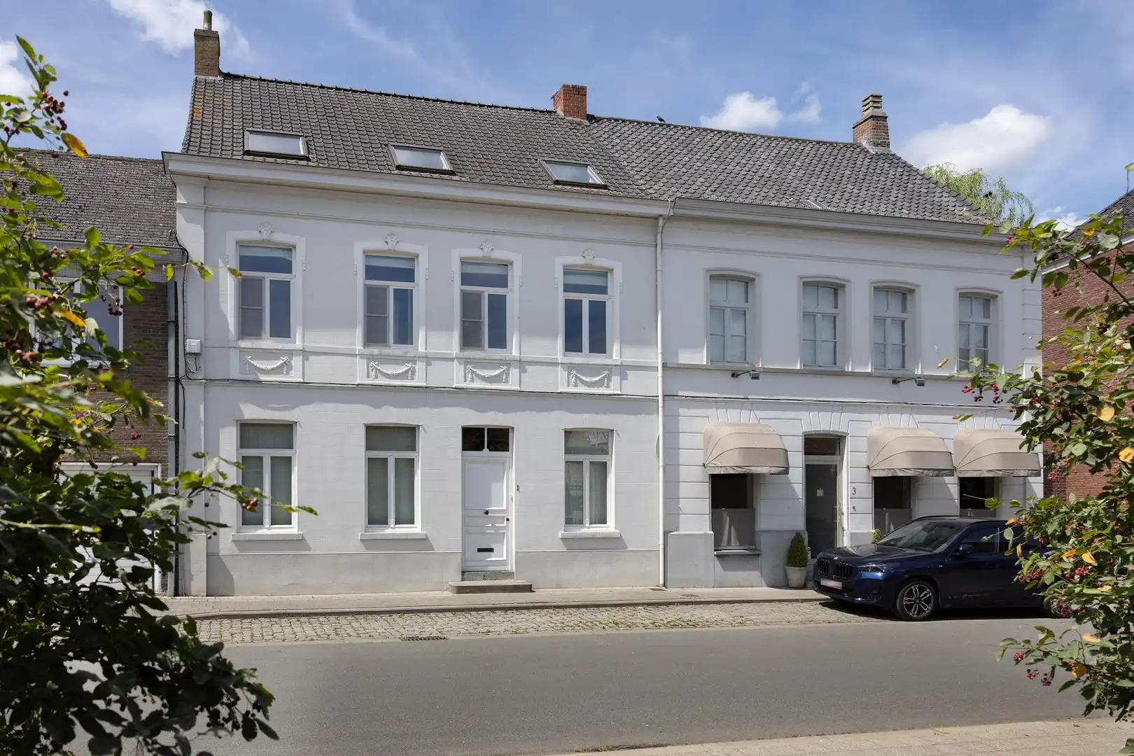 Karaktervolle woning met 4 kamers en gezellige binnentuin. foto {{pictureIndex}}