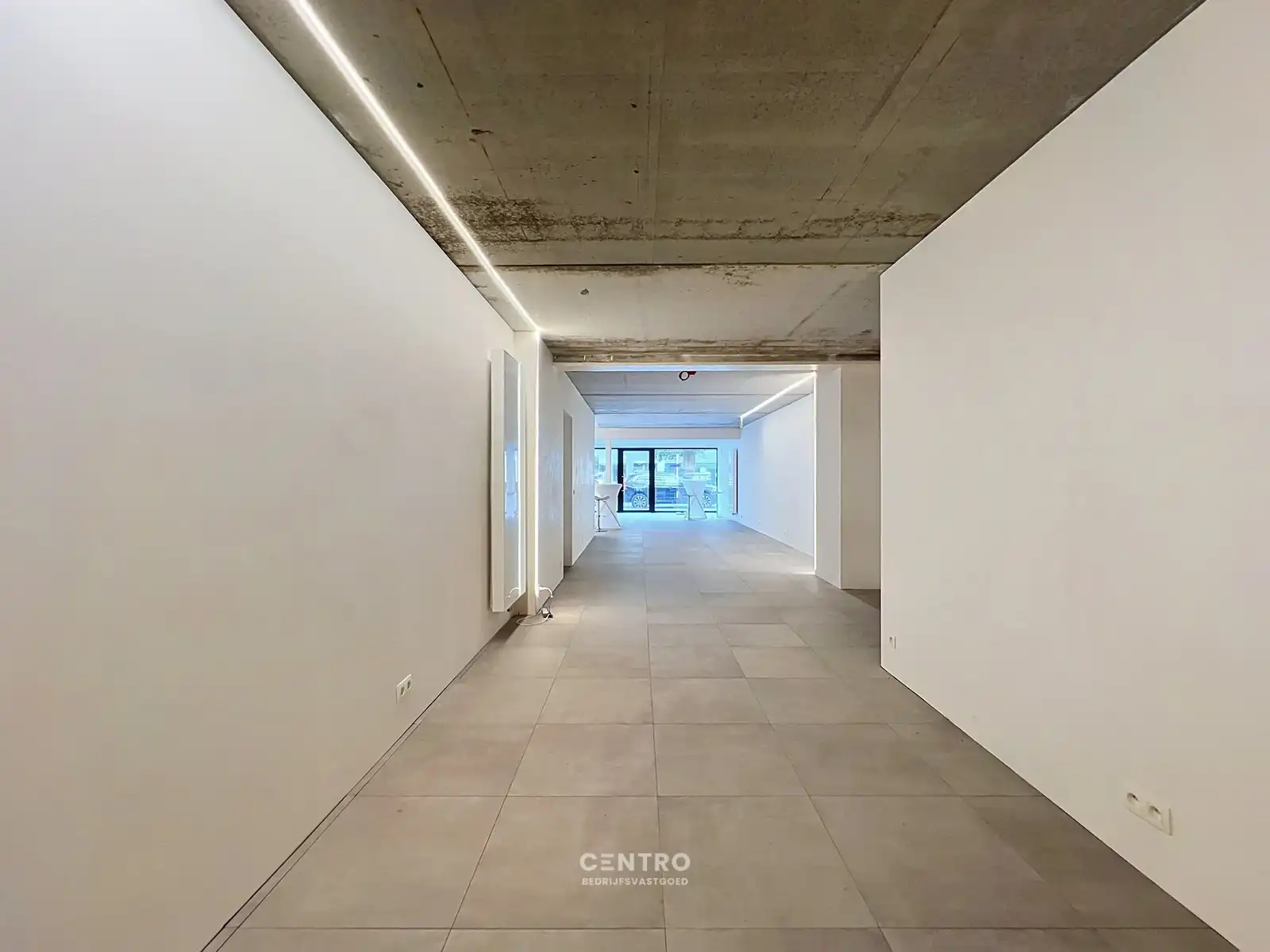 Nieuwbouw handelspand (± 100m²) met kelderberging (± 30m²) en terras achteraan, op commerciële toplocatie in Oostduinkerke-Bad ! foto 7