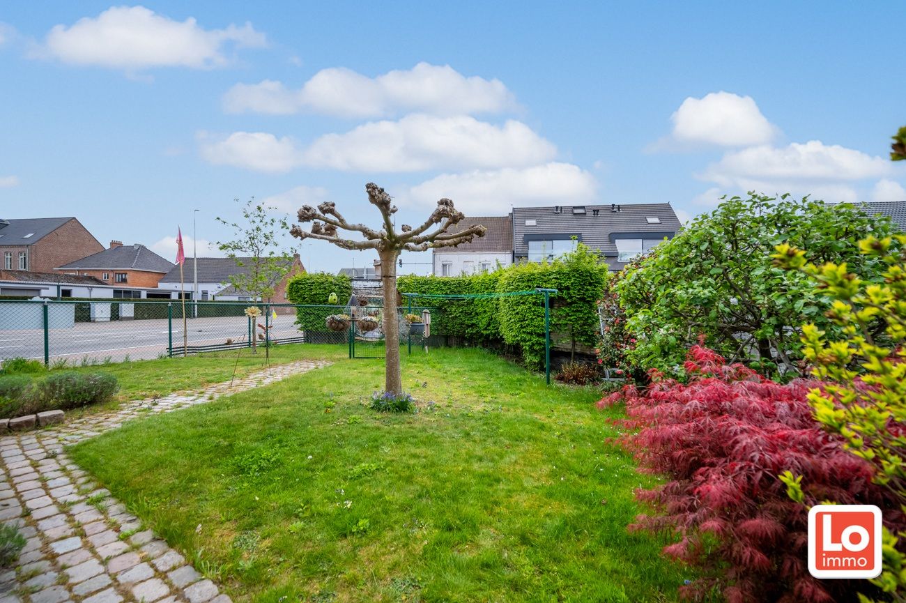 Degelijke alleenstaande woning met inpandige garage gelegen op een strategische locatie vlakbij Beervelde Dorp en het Park van Beervelde! foto 14