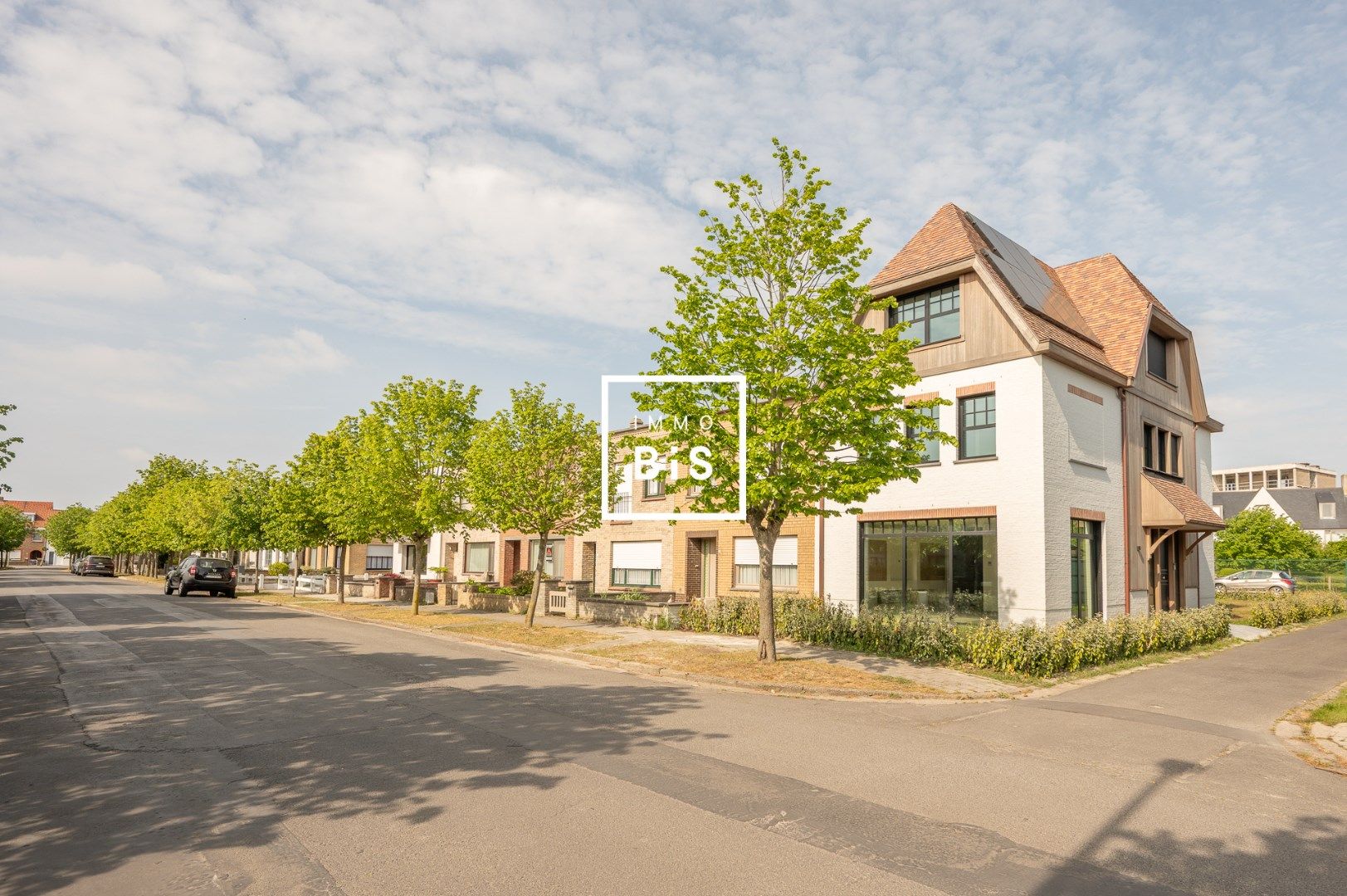 Prachtig afgewerkte hoekwoning, zeer rustig gelegen nabij het centrum foto {{pictureIndex}}