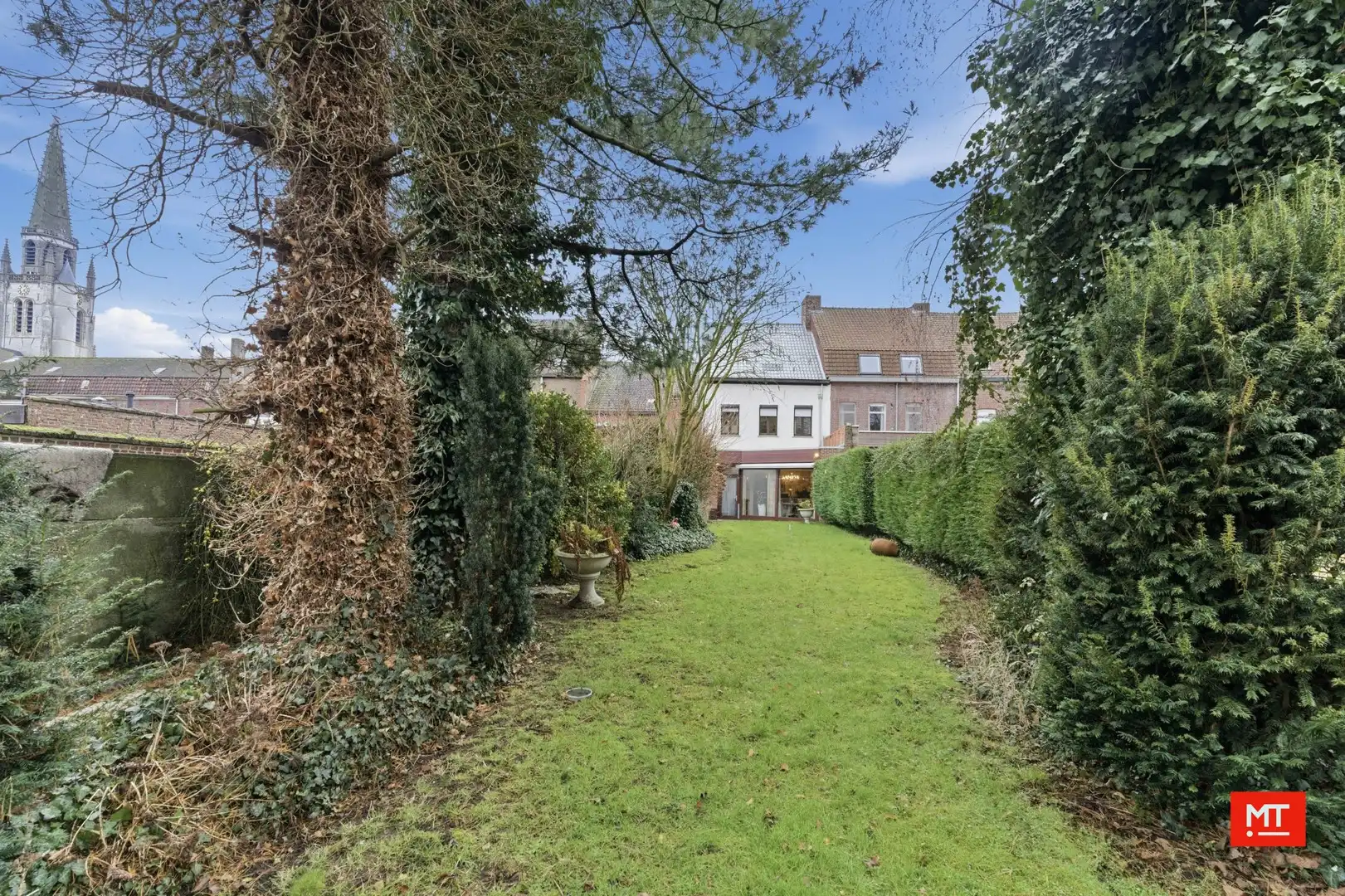 Hoofdfoto van de publicatie: Op te frissen woning met 3 slaapkamers (+ mogelijk), garage en tuin in het centrum van Wervik