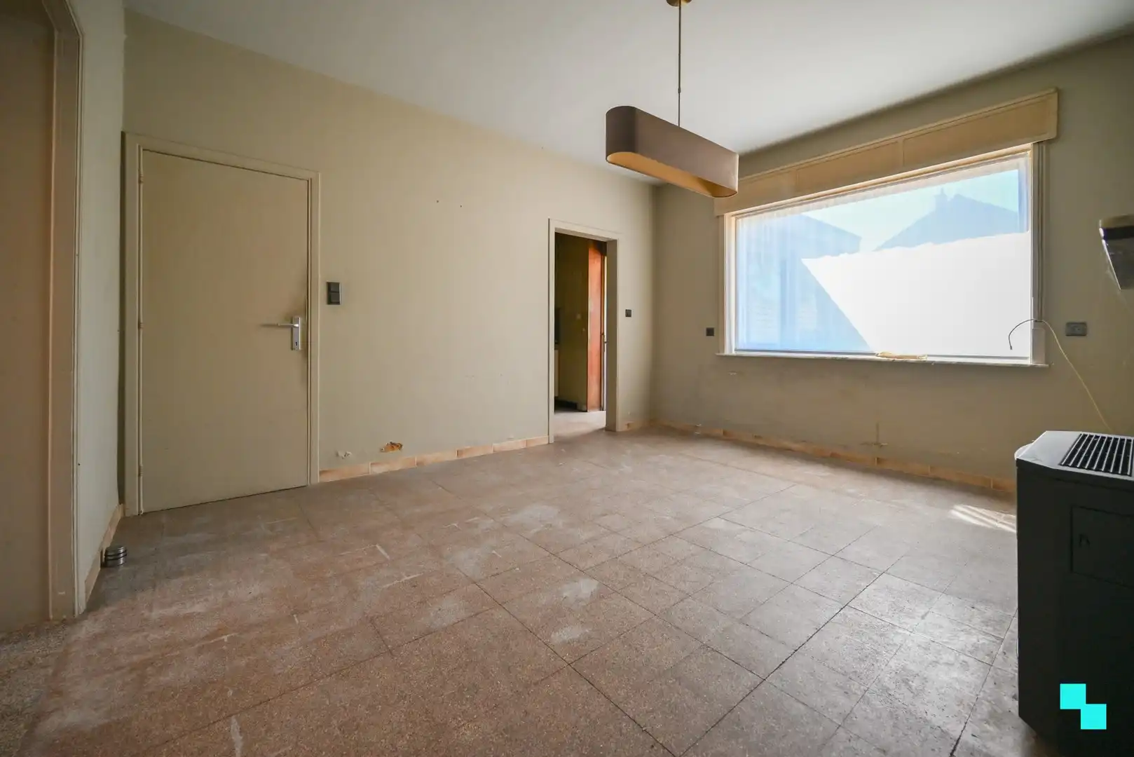 Te renoveren halfopen bebouwing met garage foto 9