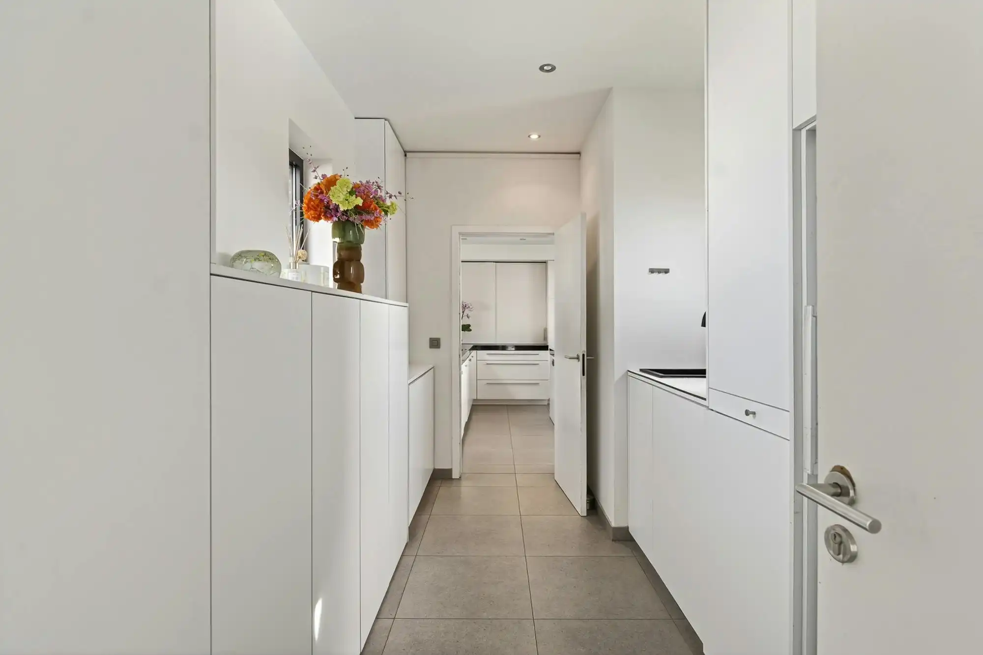 Luxe villa met exclusieve tuin en 600m2 magazijn in KMO-zone foto 48