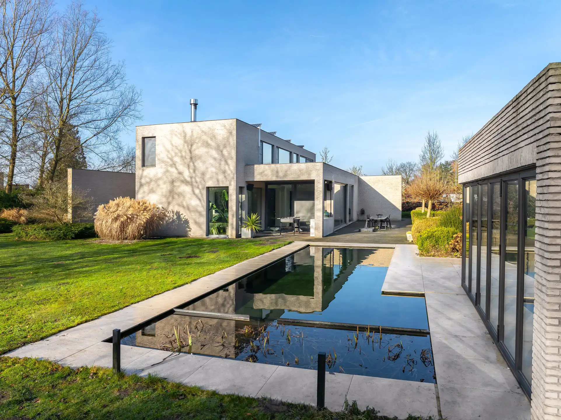 Luxueuze moderne villa met zwemvijver omringd door groen foto 22