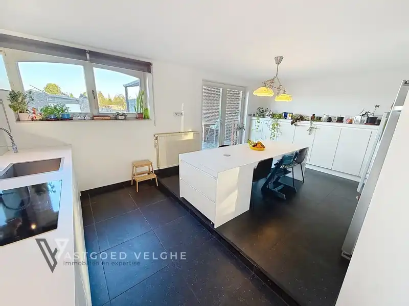 🌿 Goed onderhouden woning met 4 slaapkamers, grote garagebox/werkplaats & energiezuinige voorzieningen in Uikhoven foto 4