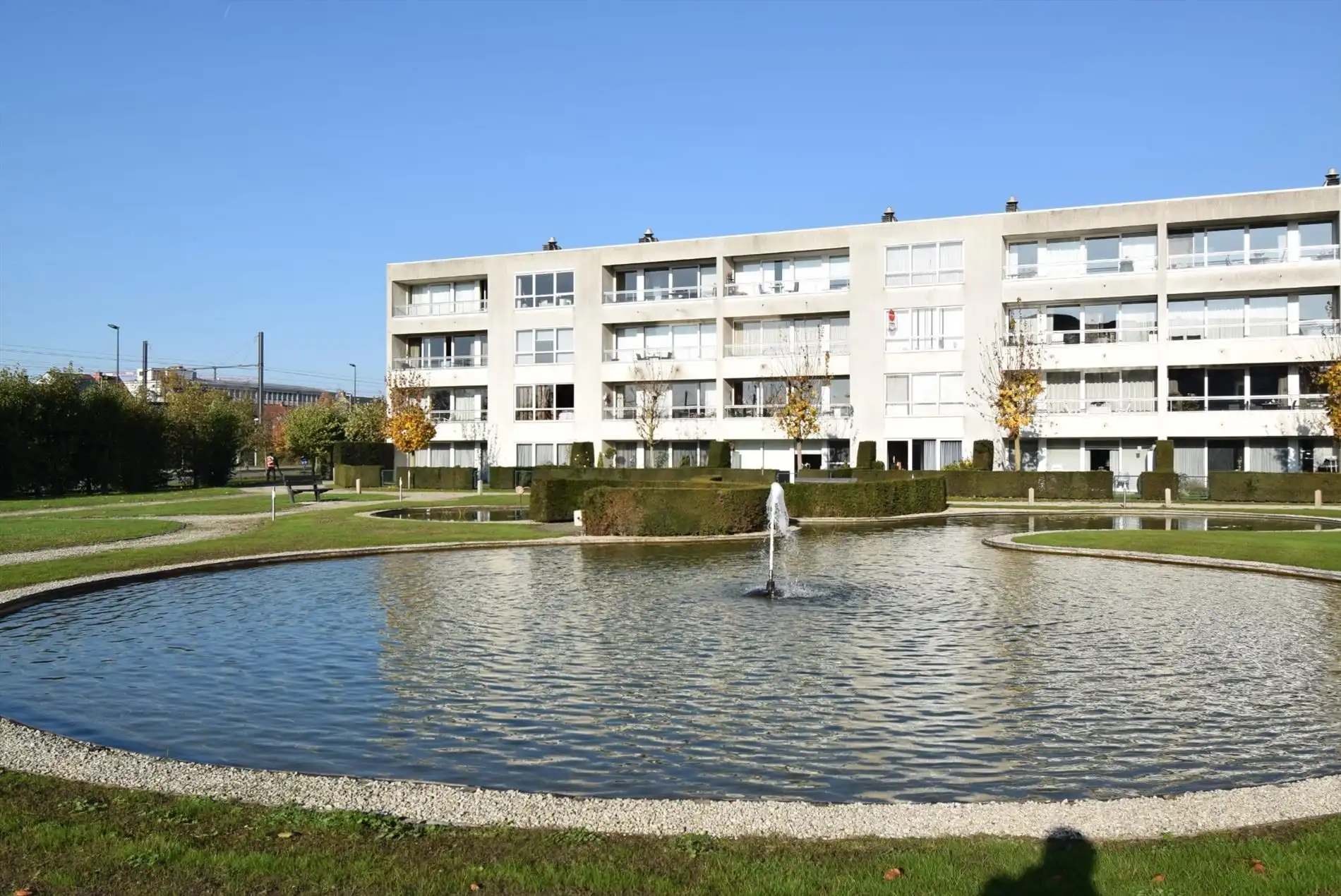 CENTRAAL GELEGEN APPARTEMENT MET TERRAS, GARAGE EN TUINZICHT foto {{pictureIndex}}