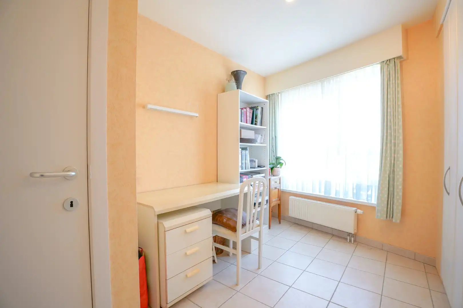 Instapklaar 2-slaapkamerappartement (89m² + 8m² terras) nabij de haven van Nieuwpoort. foto 10