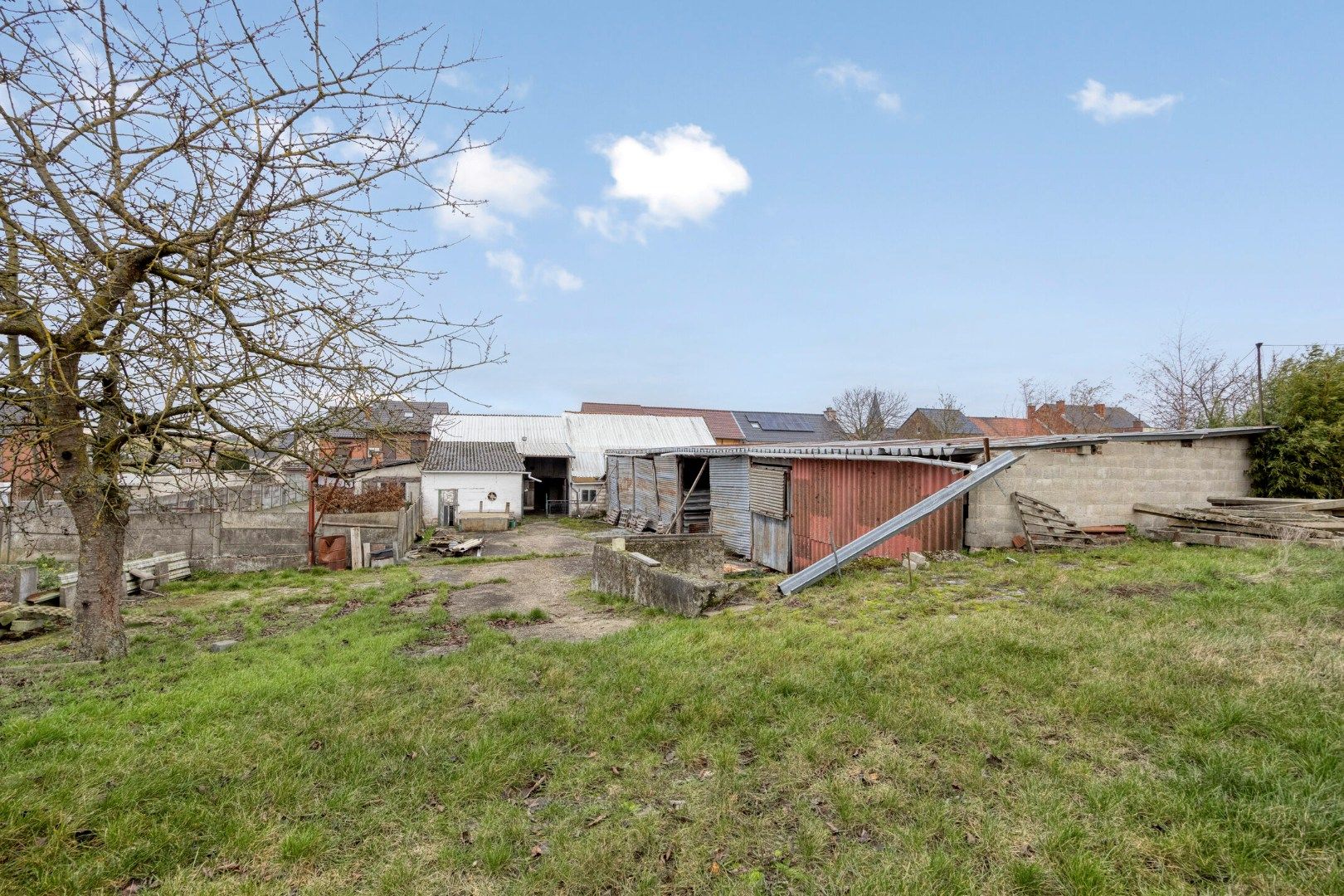 Hoevewoning met binnenkoer, stallen en tuin in landelijke dorpsligging te Nerem foto 3