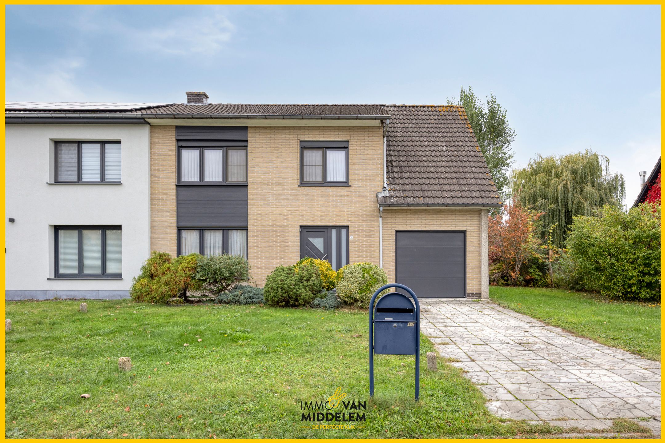 Hoofdfoto van de publicatie: HALFOPEN WONING MET 4 KAMERS, GARAGE EN TUIN 