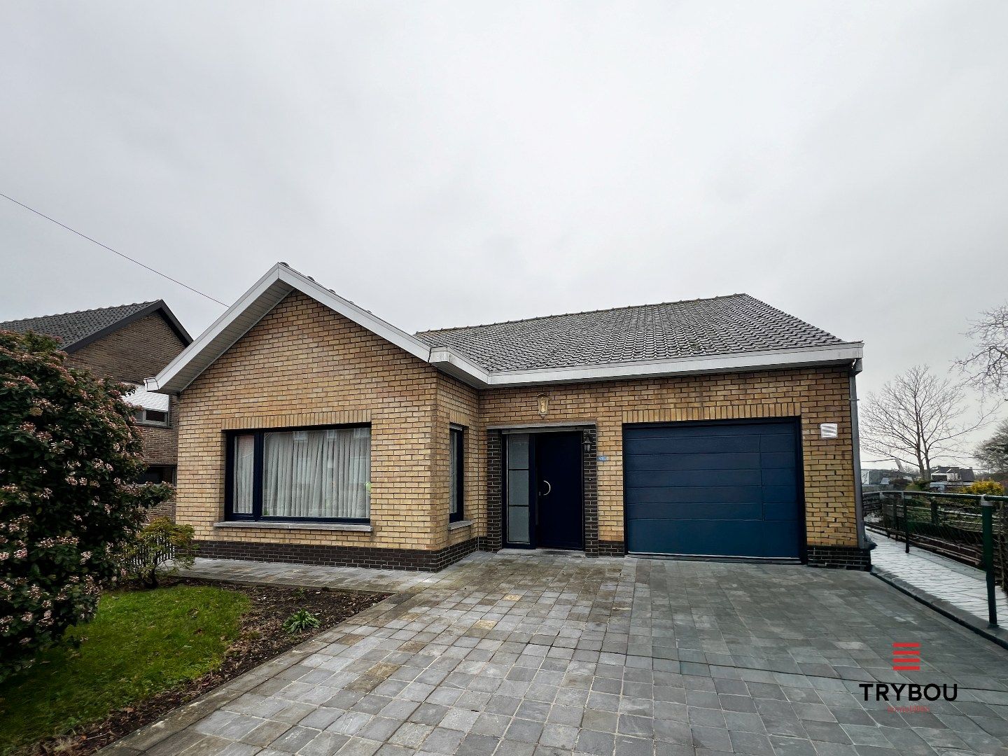 Ruime woning met garage, tuin en drie slaapkamers foto {{pictureIndex}}