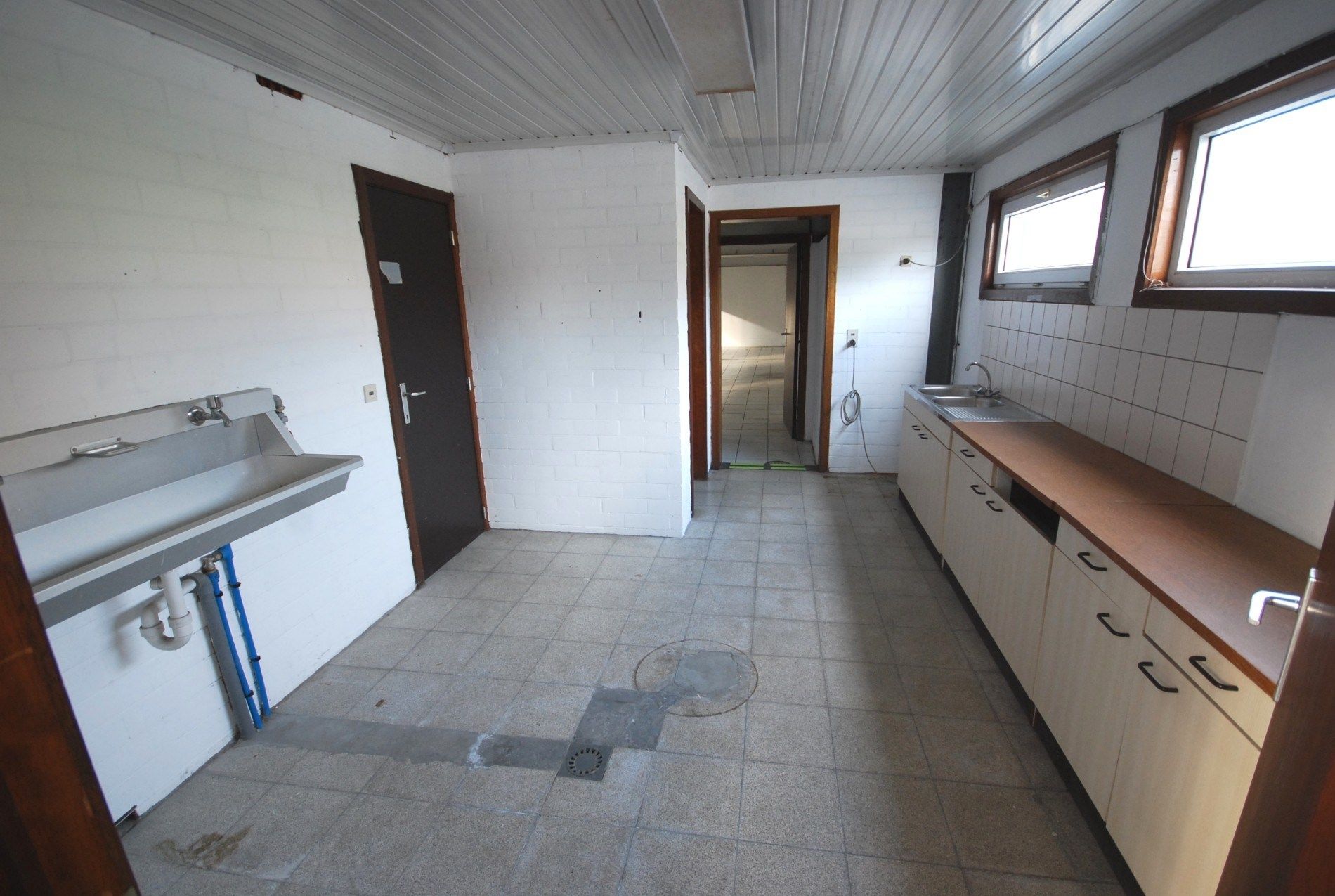 VEELZIJDIGE RUIME LOODS VAN 1150 M² MET BURELEN EN TOONZAAL  foto 11