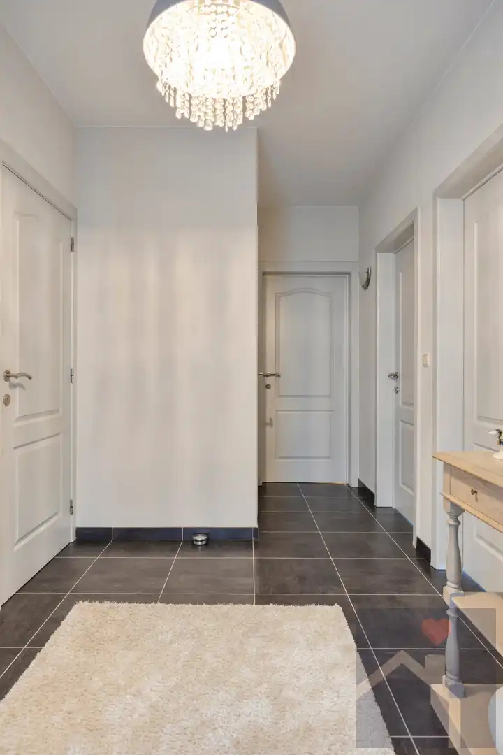 Instapklaar 2-slaapkamerappartement met terras, parking & berging in centrum Overpelt foto 5
