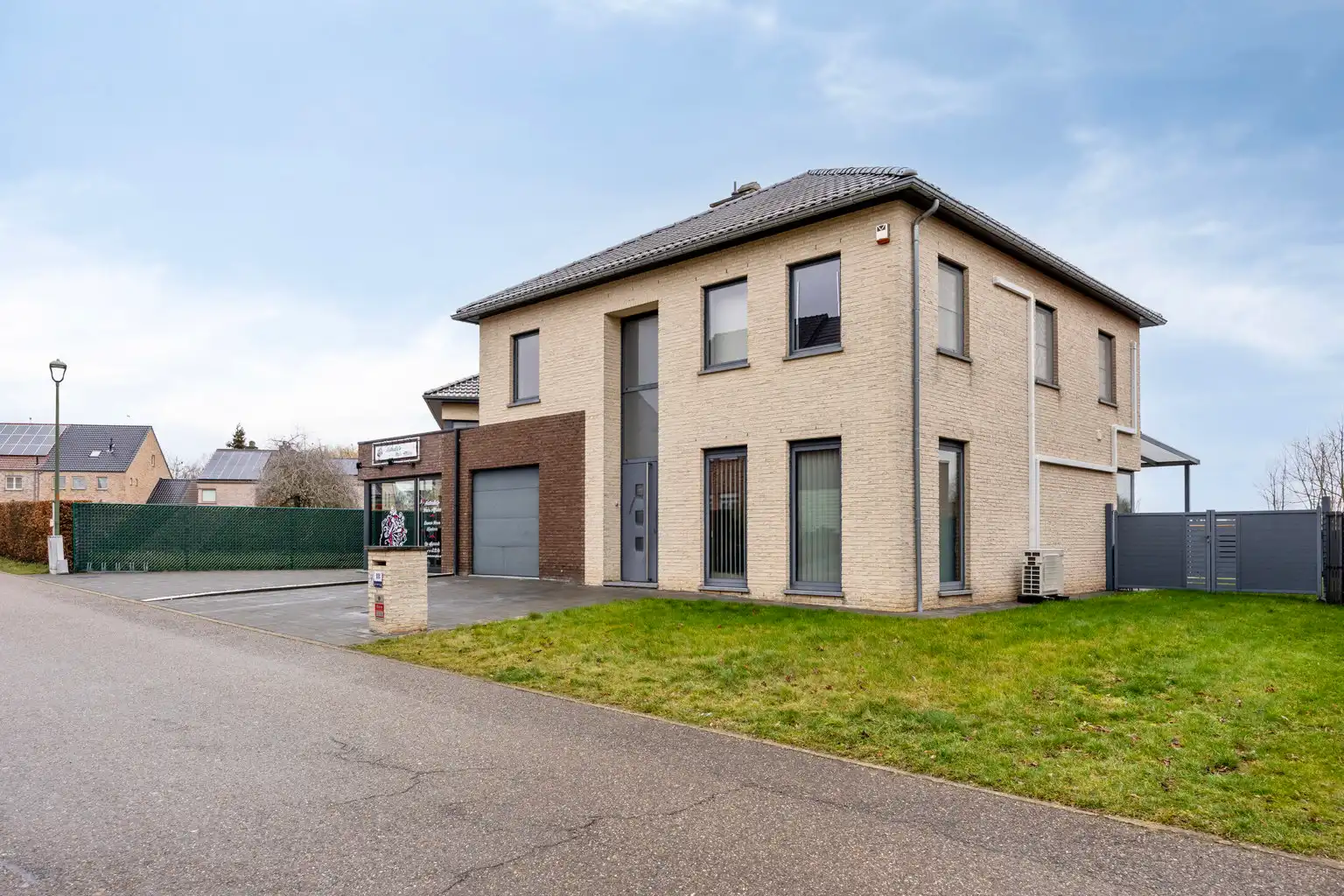 INSTAPKLARE WONING MET PRAKTIJKRUIMTE/BUREEL EN ZWEMBAD foto 29