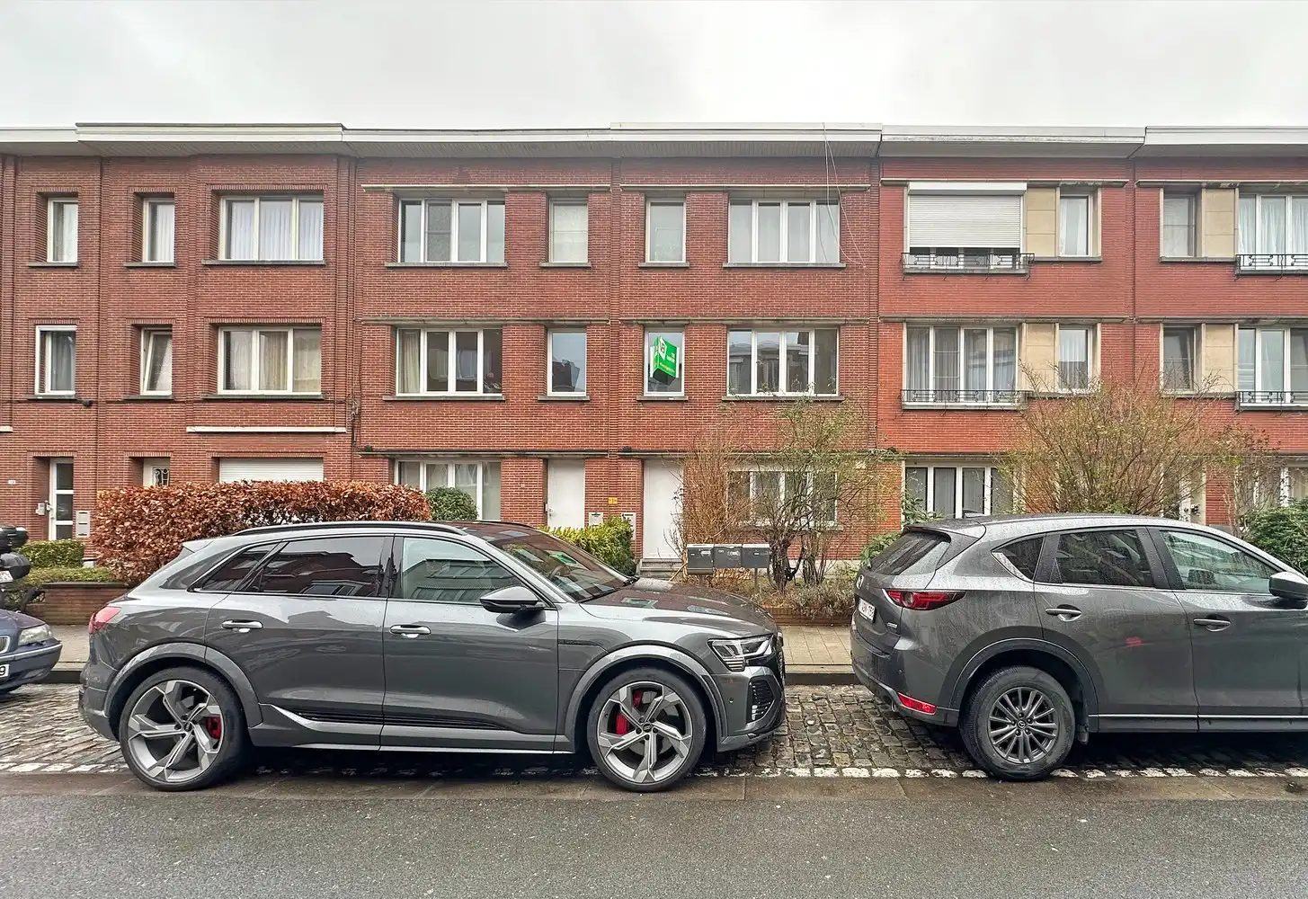 Volledig gerenoveerd appartement met twee slaapkamers op de grens van Borgerhout en Berchem! foto {{pictureIndex}}