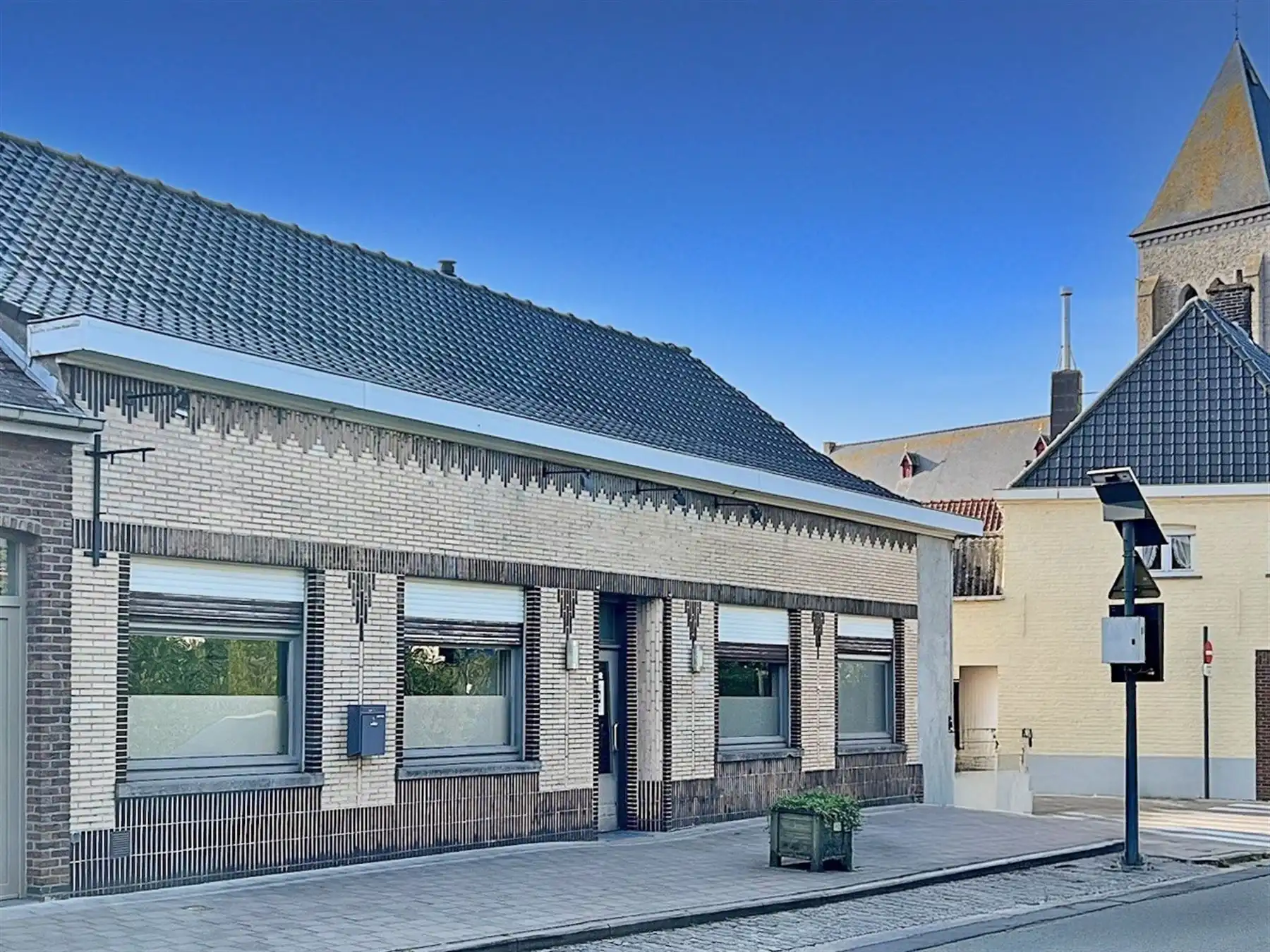 Veelzijdig en ruim commercieel pand met woonst foto {{pictureIndex}}