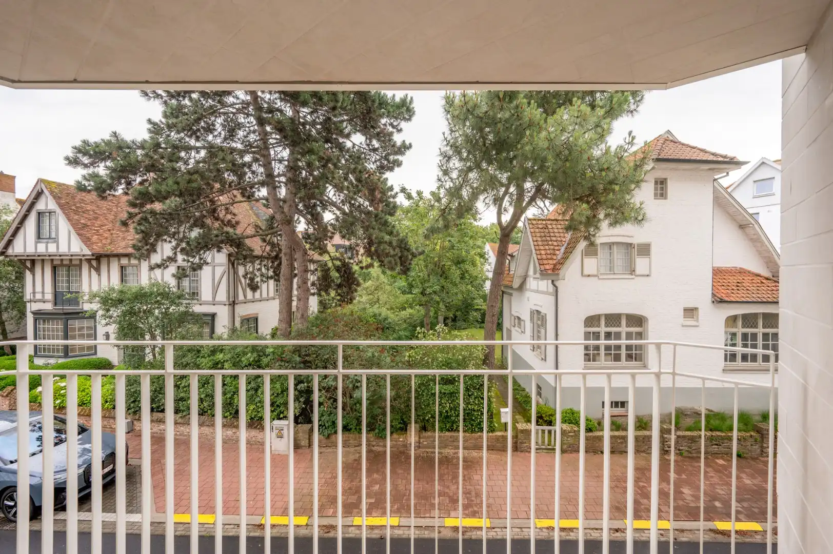 Uitzonderlijk breed appartement met aangenaam zicht op groen en villa's van Het Zoute, gelegen in residentie tussen Driehoeksplein en Ijzerzerpark. foto 5