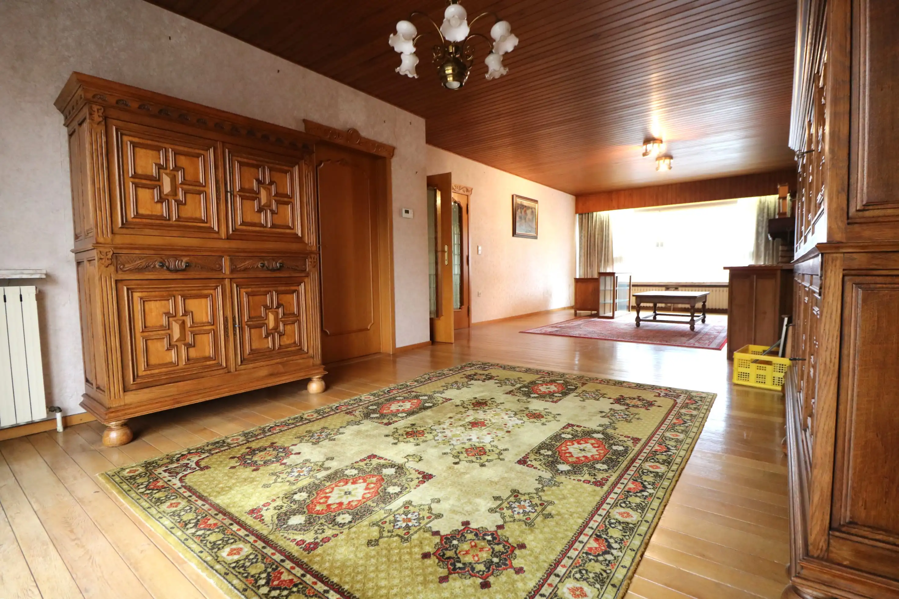  Zeer ruime woning met 5 slaapkamers, garages (8 wagens) en werkplaats. foto 2