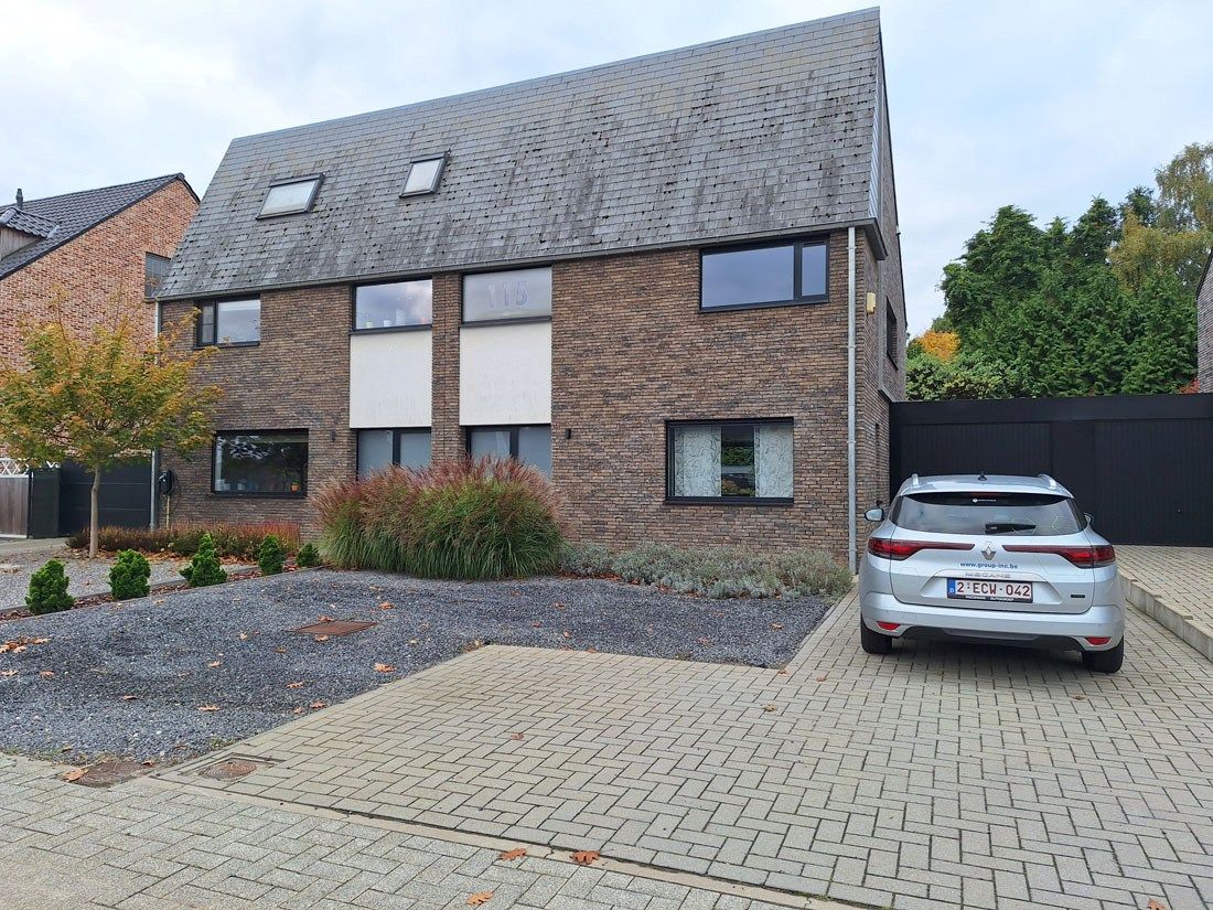 Prachtige eigentijdse woning in een groen kader foto {{pictureIndex}}