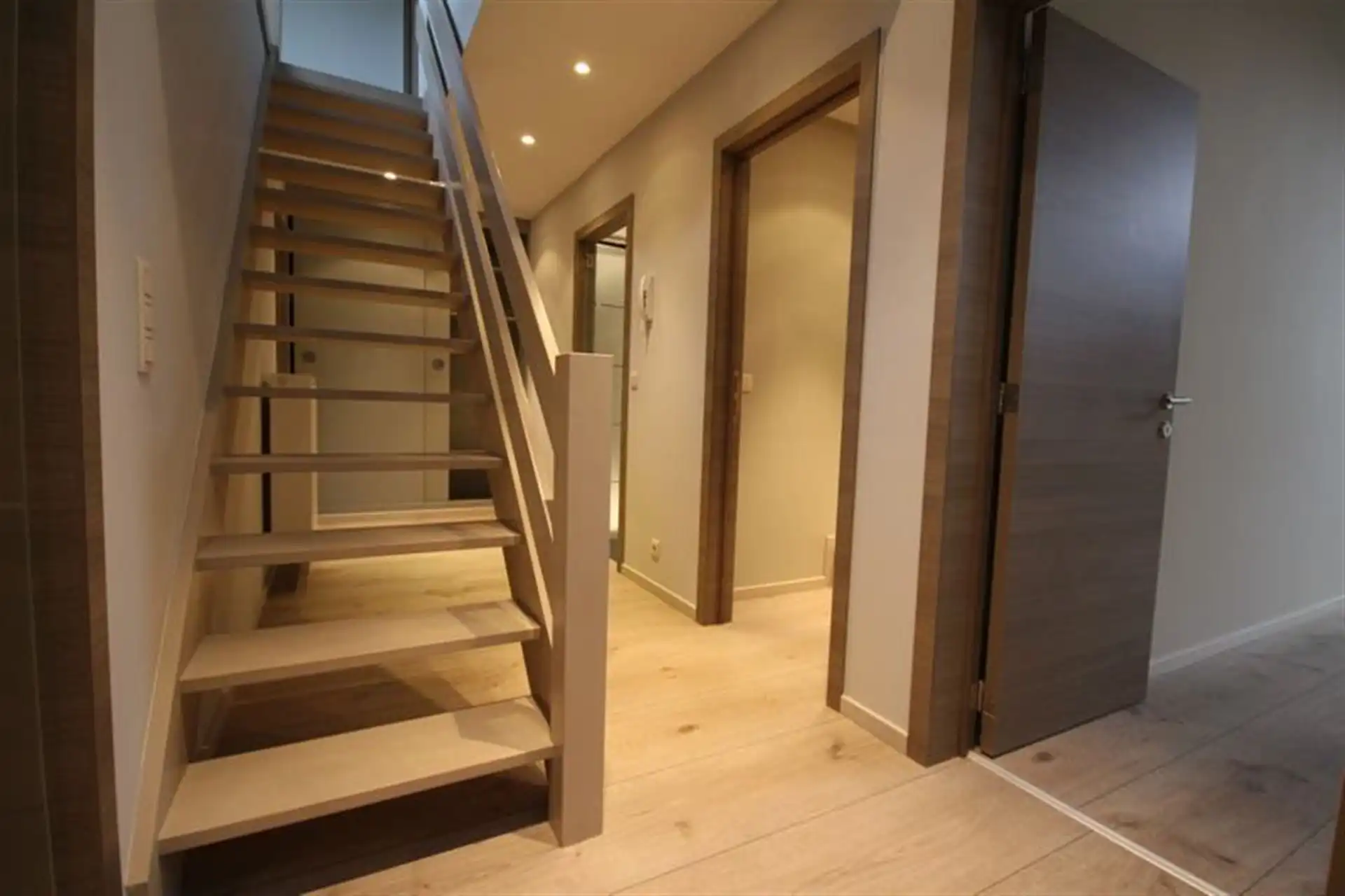 Fijn gelegen en recent gerenoveerde 4 slaapkamer woning foto 8