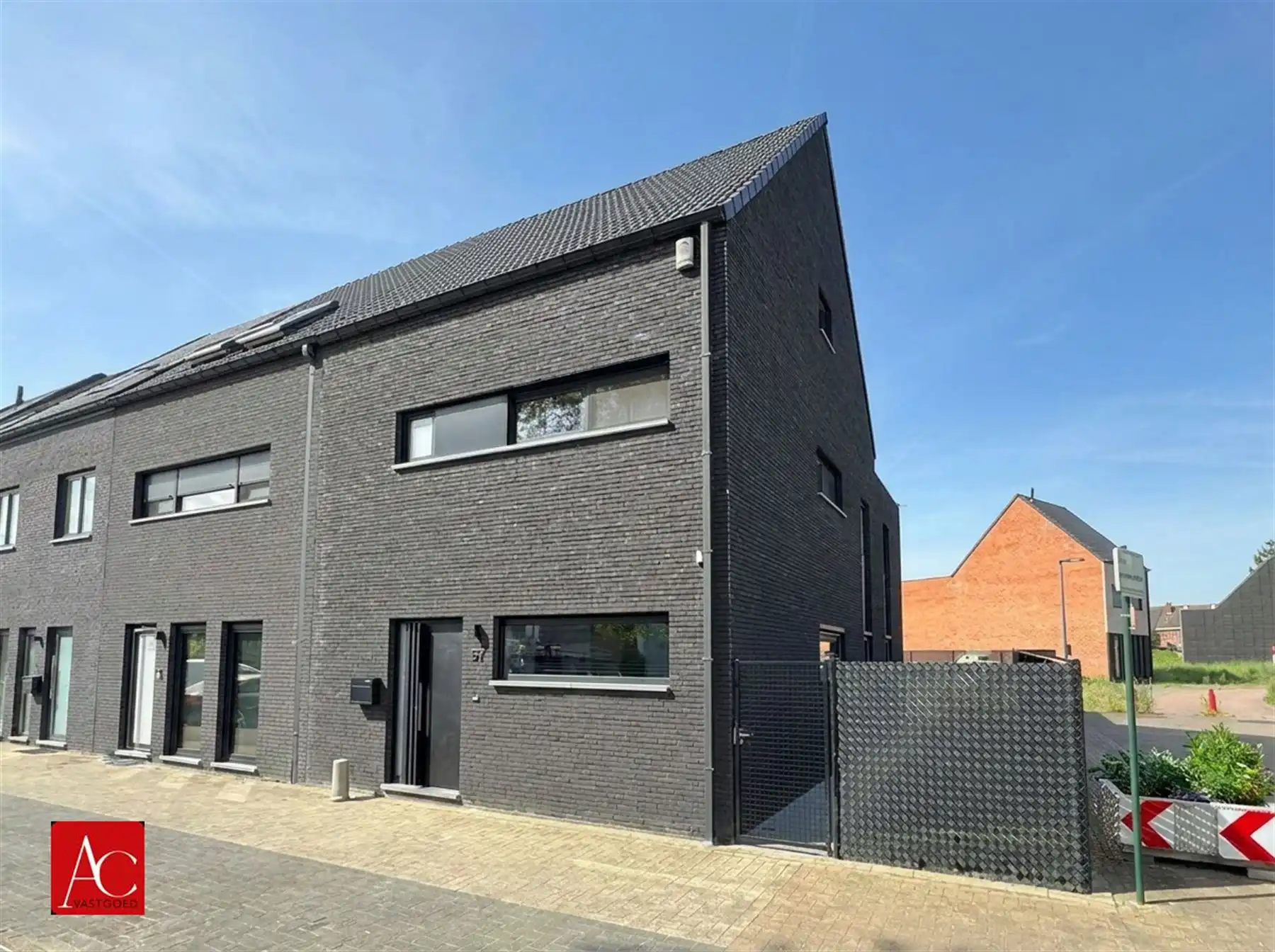 Zeer recente HOB met garage in kindvriendelijke wijk foto {{pictureIndex}}