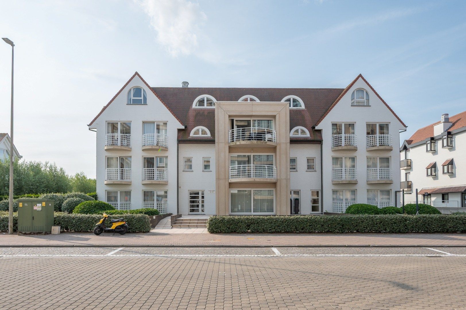 Twee-slaapkamer appartement in standingvolle villaresidentie in het Zoute foto {{pictureIndex}}