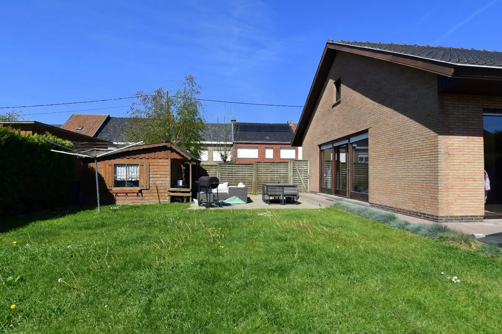 Rustig gelegen gelijkvloerse villa met 3 slaapkamers, dubbele garage en tuin rondom te koop in Ledegem foto 17